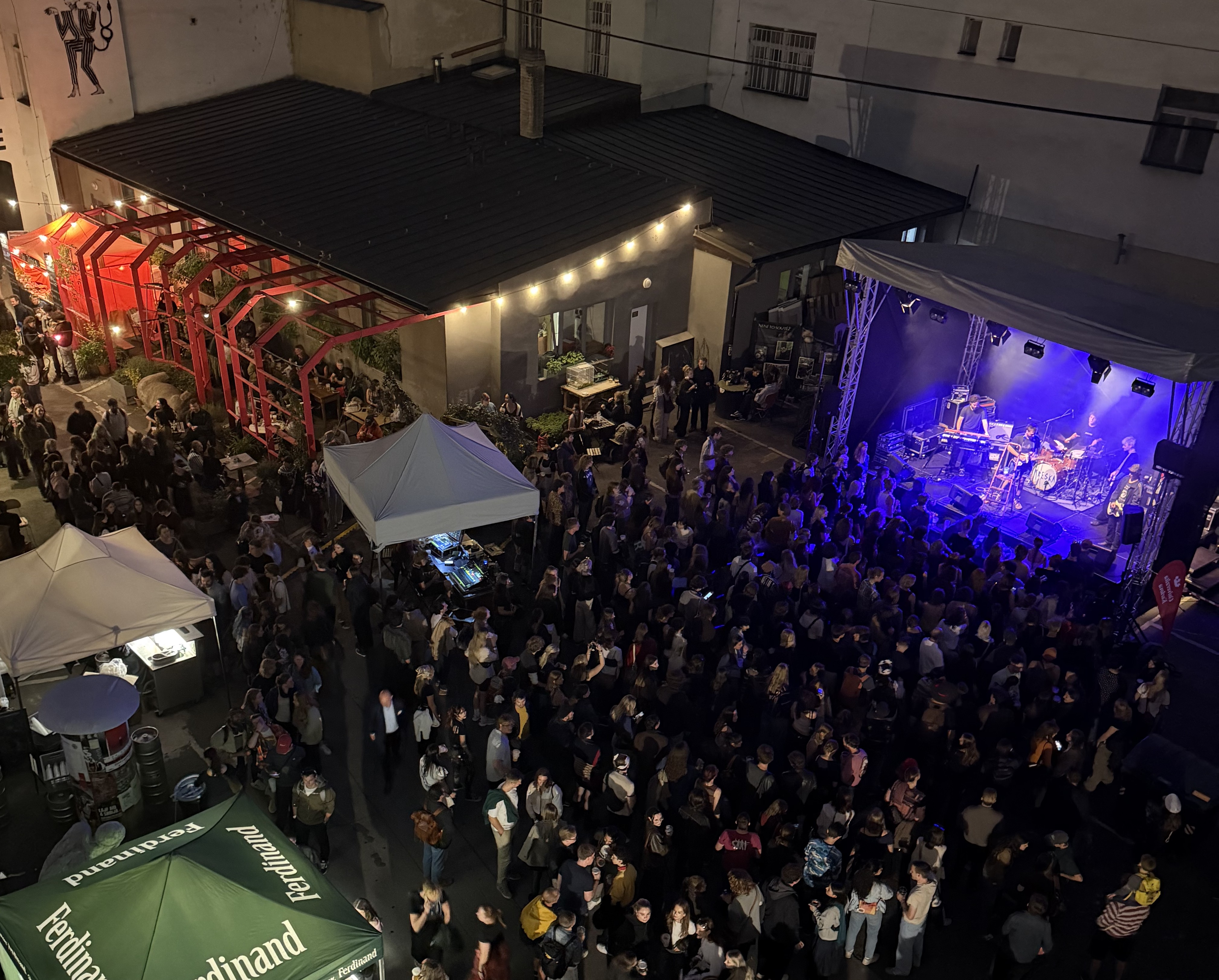Neon z Hongkongu, otevřené ateliéry, Dceremonie i České moře. Hybernská vstoupila do nové sezóny