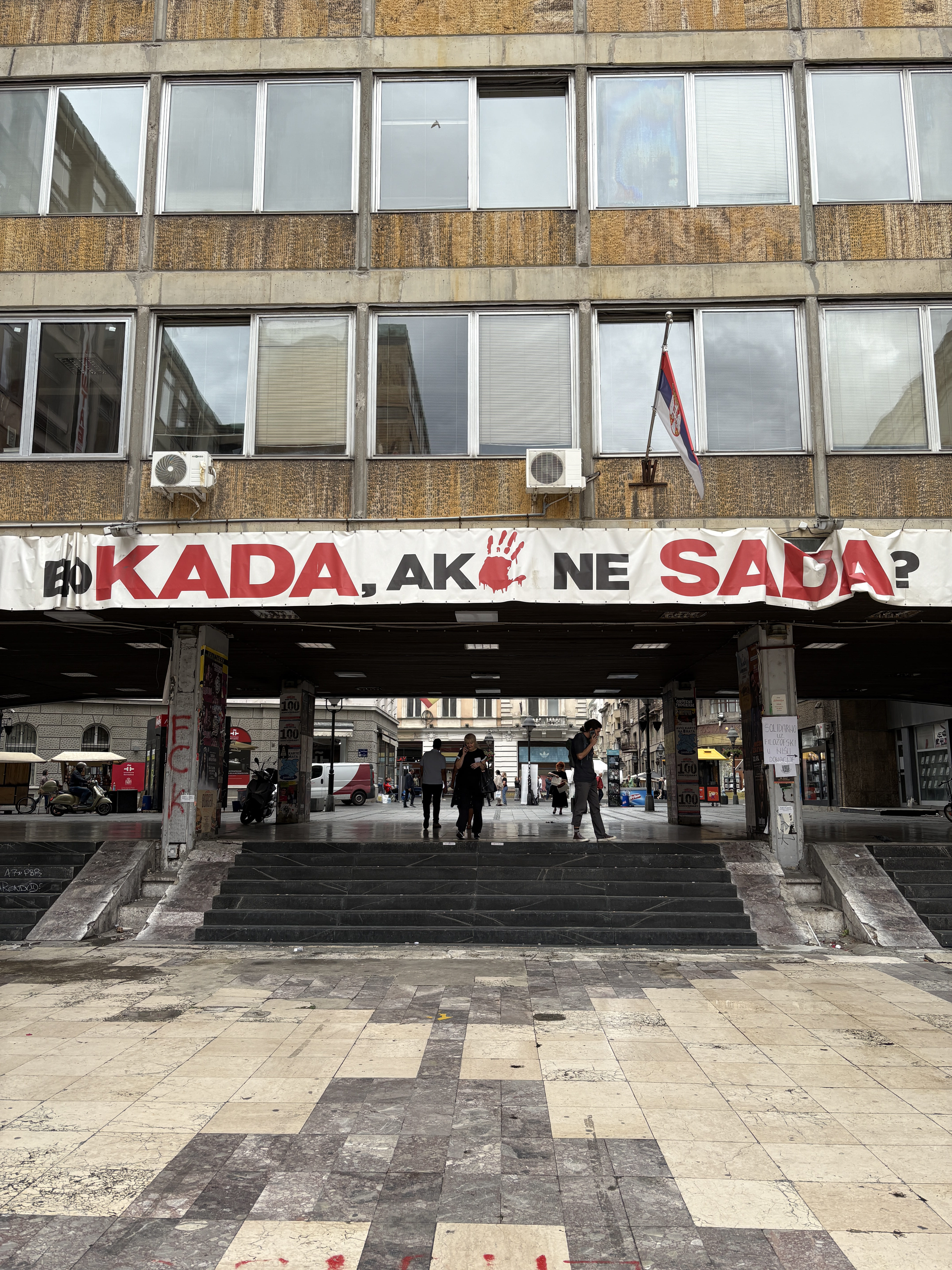 Volby v Srbsku: politický experiment v autoritářském kontextu