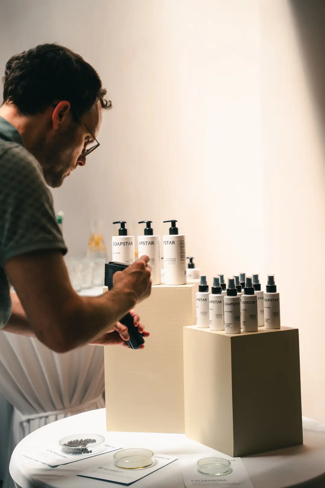 Roelien de Korne van UGC Creators met een klant