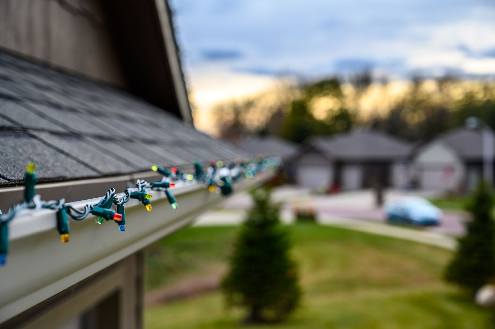 how to hang christmas lights to roof
