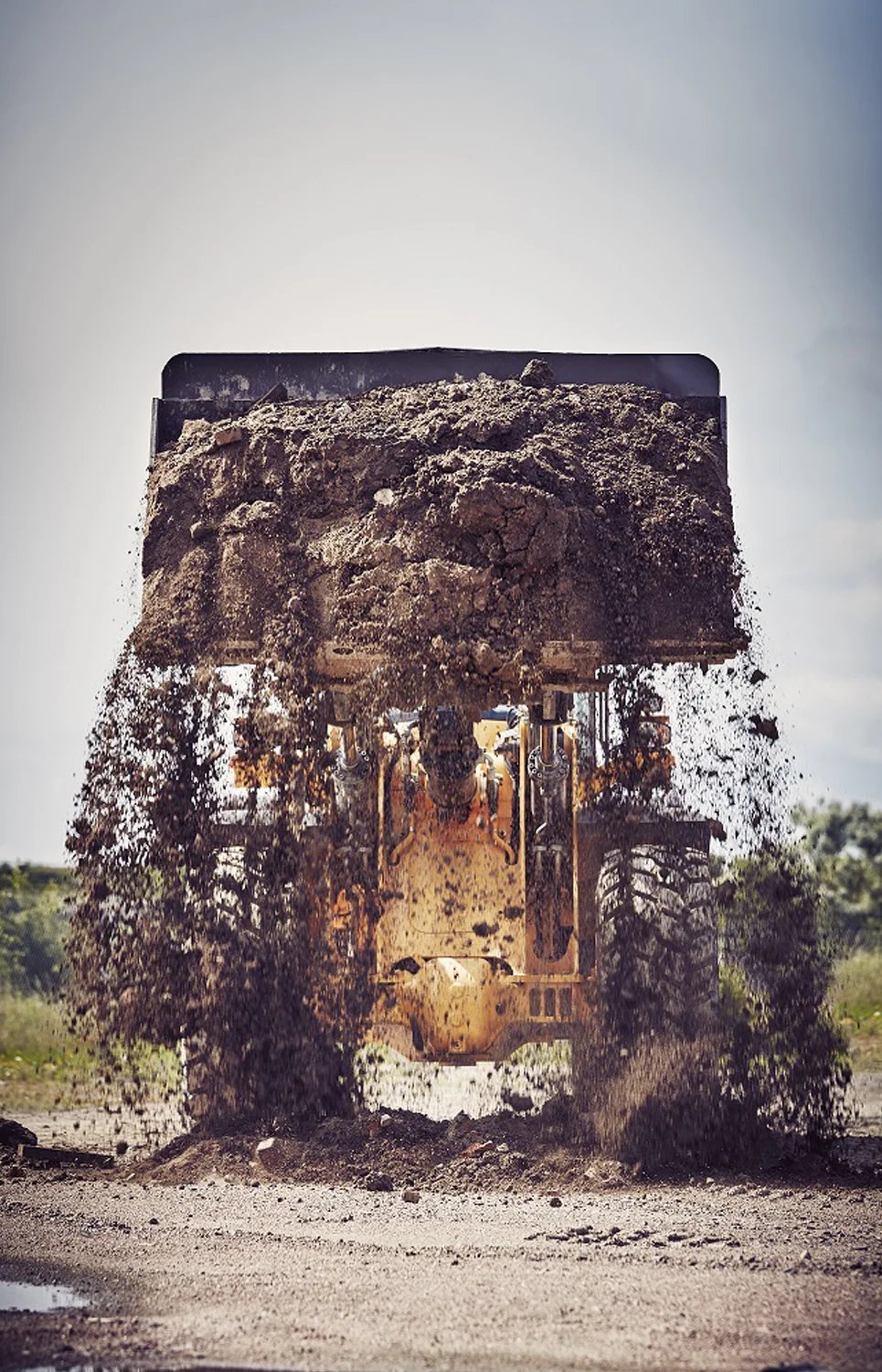 Hjullastare häller ut sand