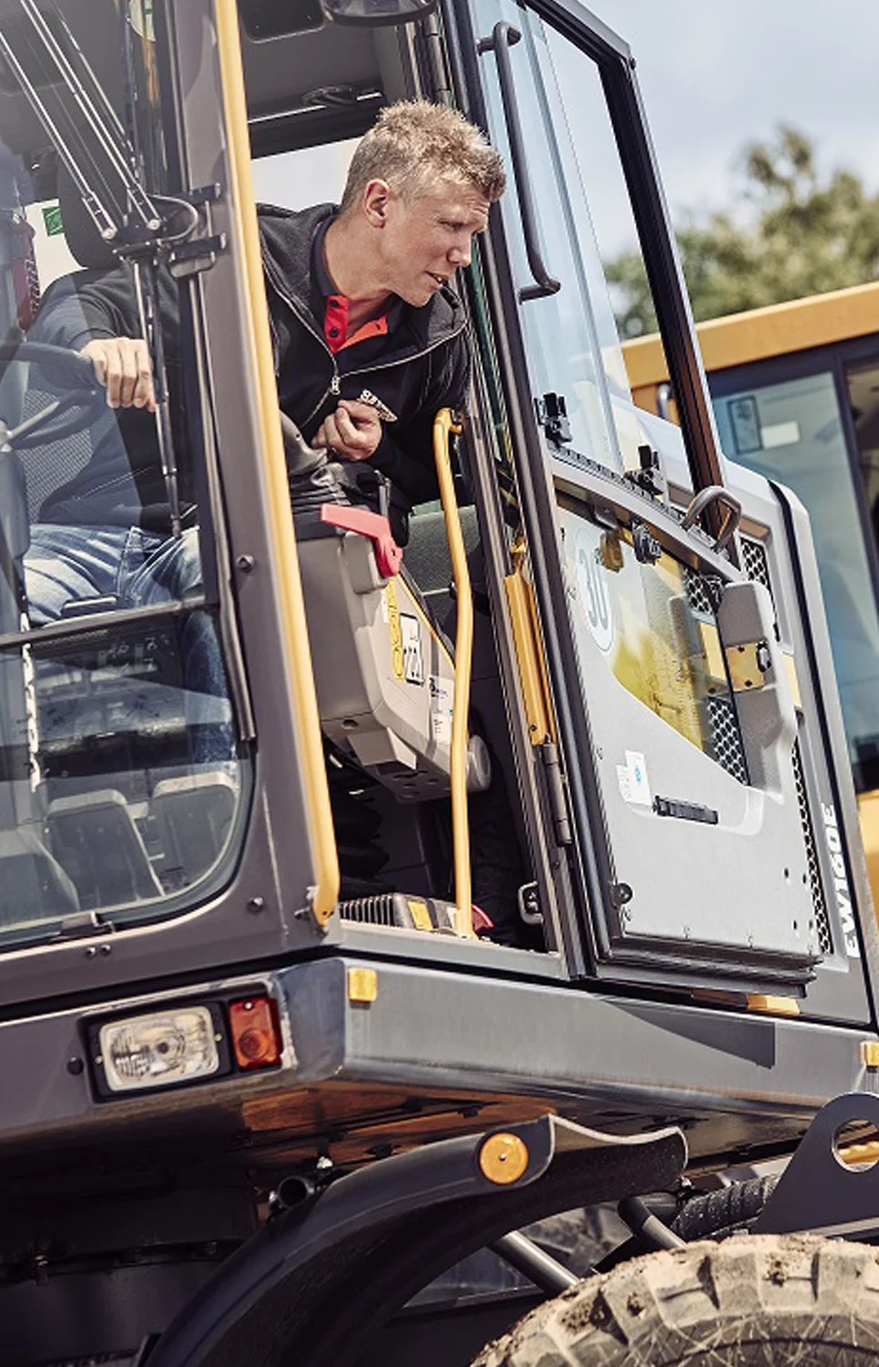 Förare tittar ut från hjullastare
