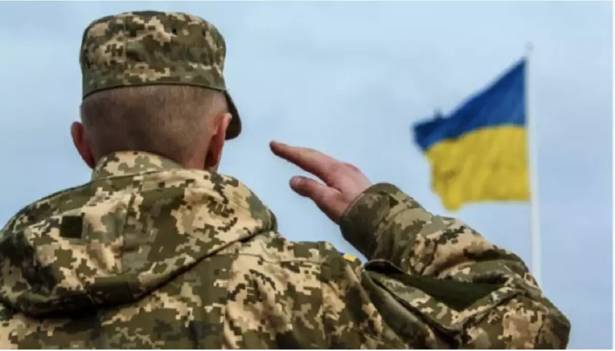 військовий та прапор України