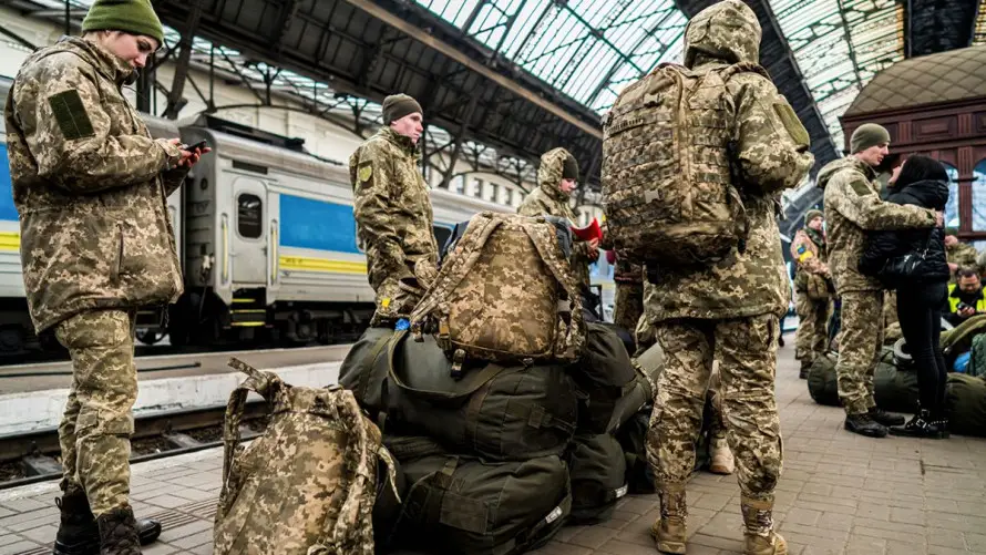 військові на залізничному вокзалі чекають потяга