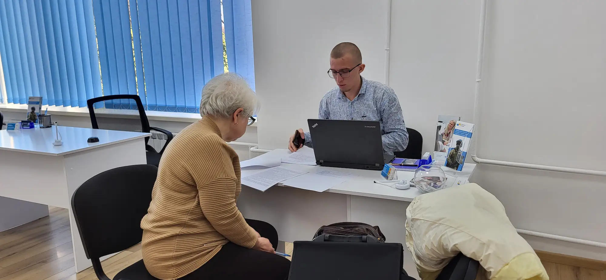 Пенсіонер оформлює пенсію