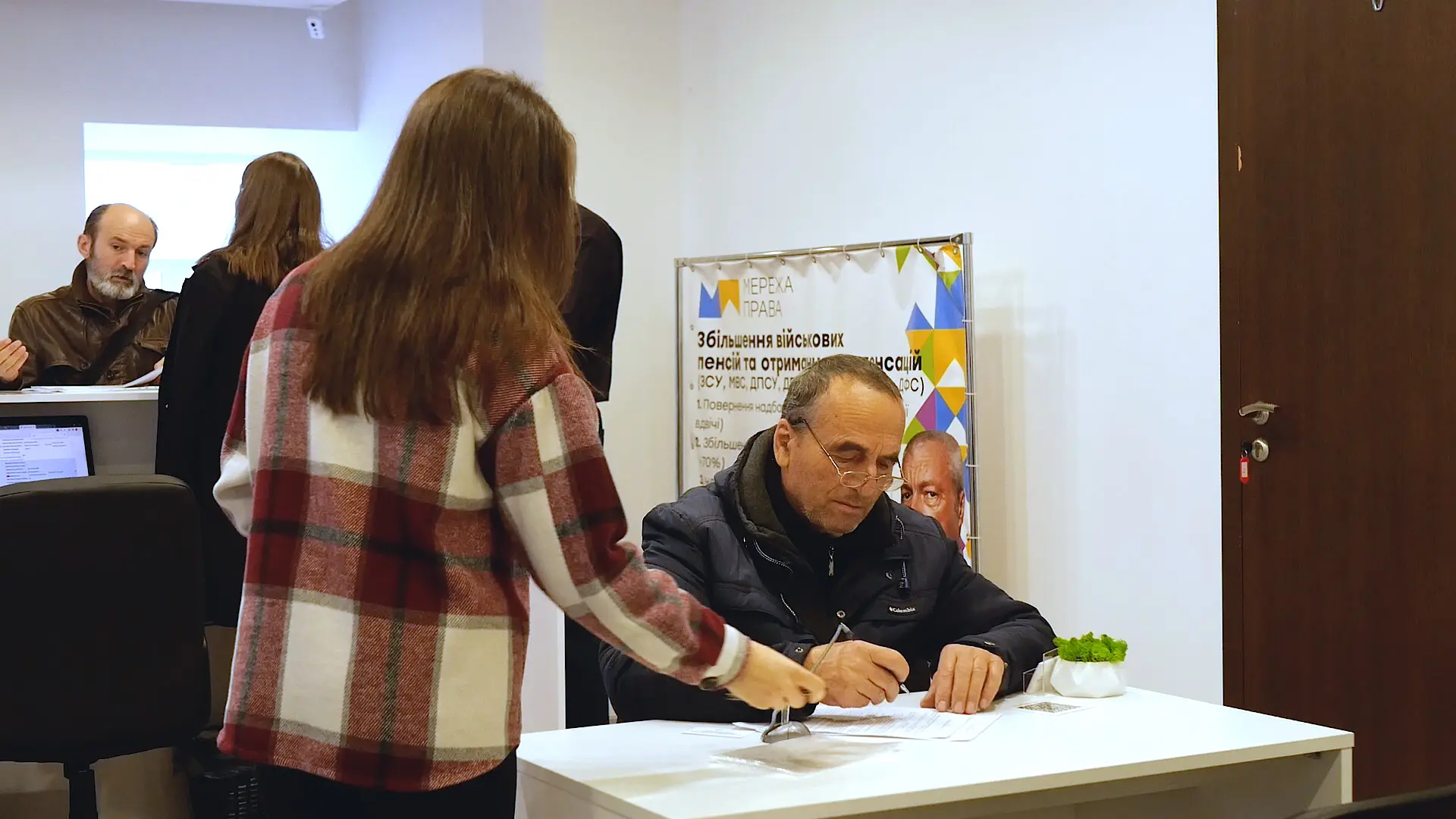 Військовий пенсіонер отримує юридичну консультацію