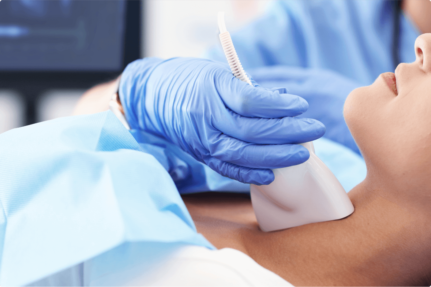 Ultraschallgerät_am_Hals_Online-Fortbildung_Sonografie Halsgefäße