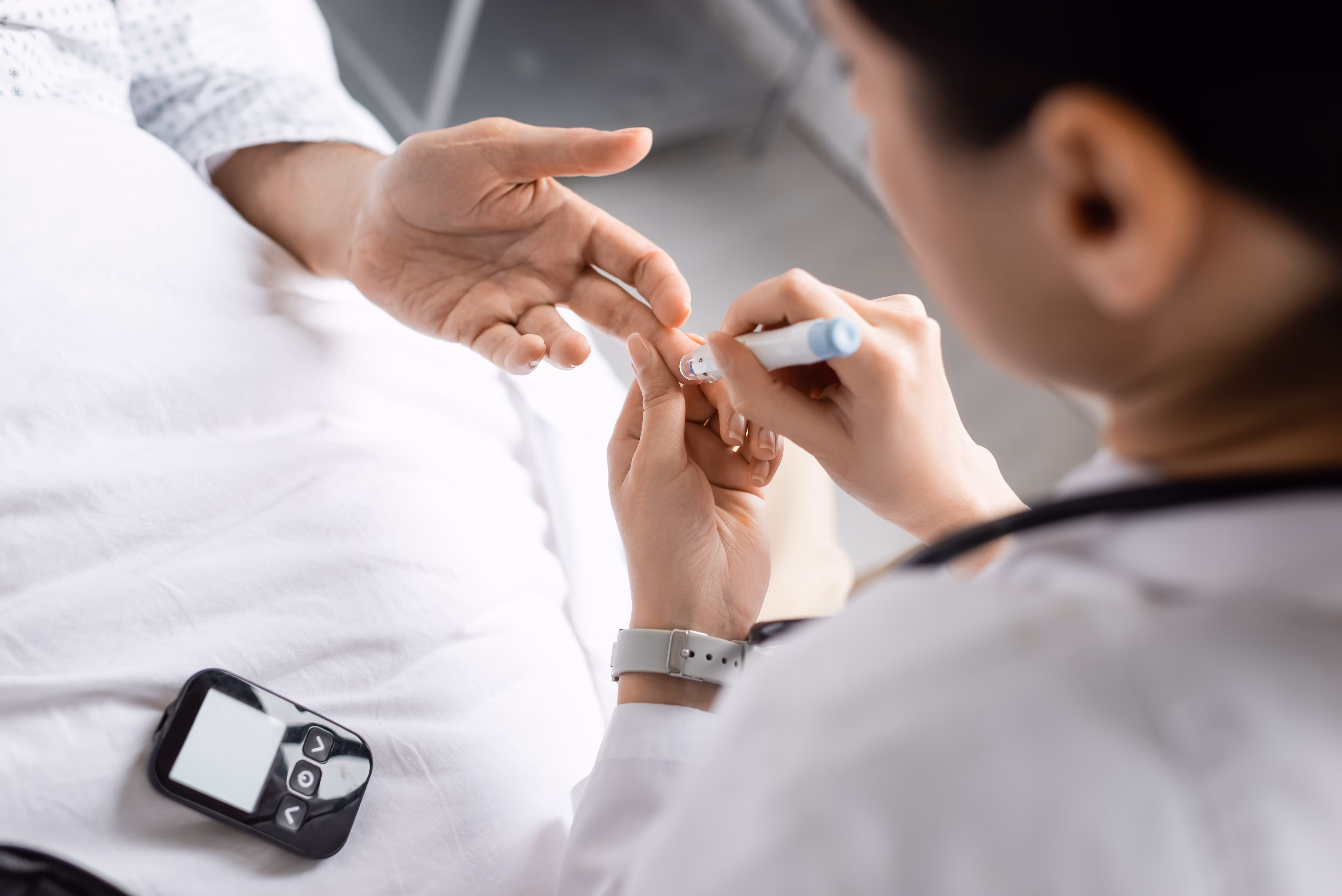 Ärztin mit Insulinmesser_Online-Fortbildung_Diabetes im stationaeren Setting