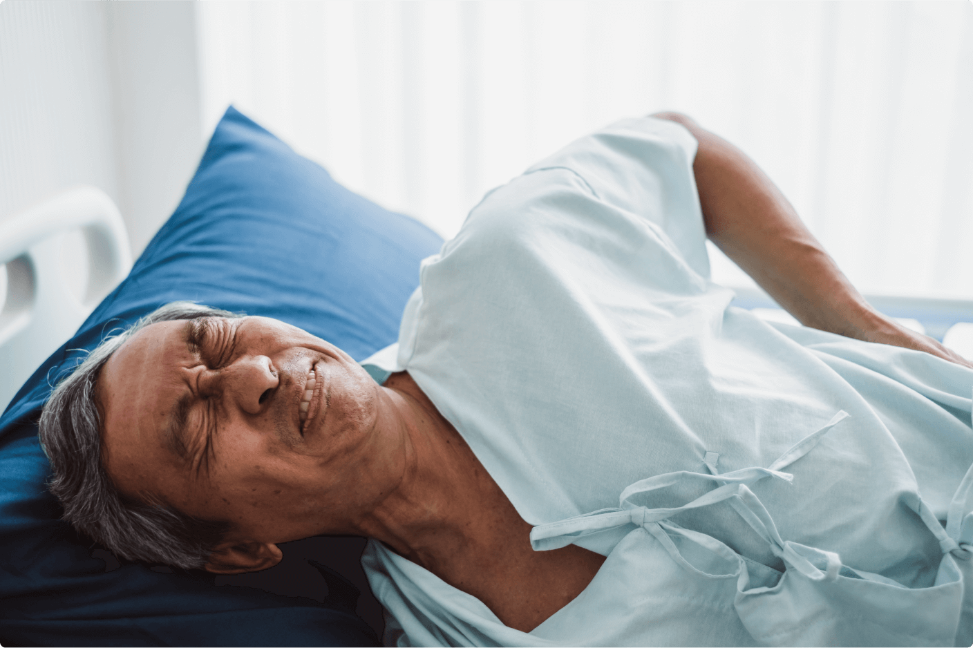 Patientin im Krankenhaus mit Schmerzen_Online-Fortbildung_Schmerztherapie