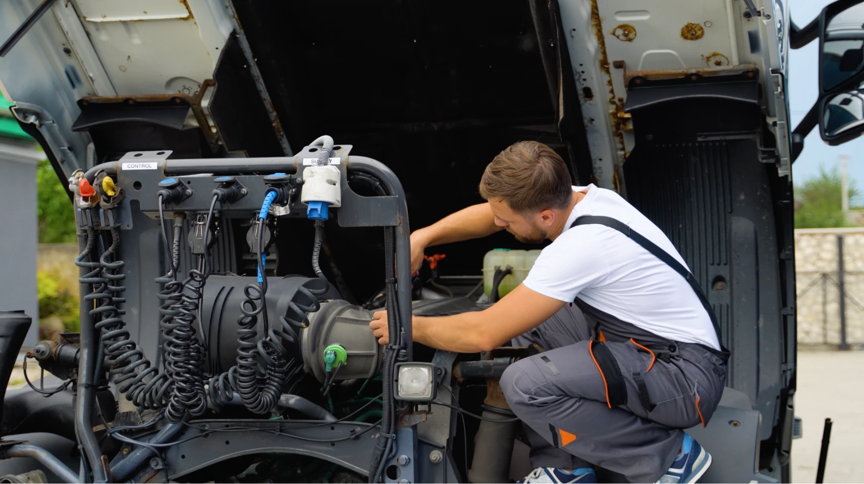 Mechanic providing truck repair in Fuquay-Varina, NC