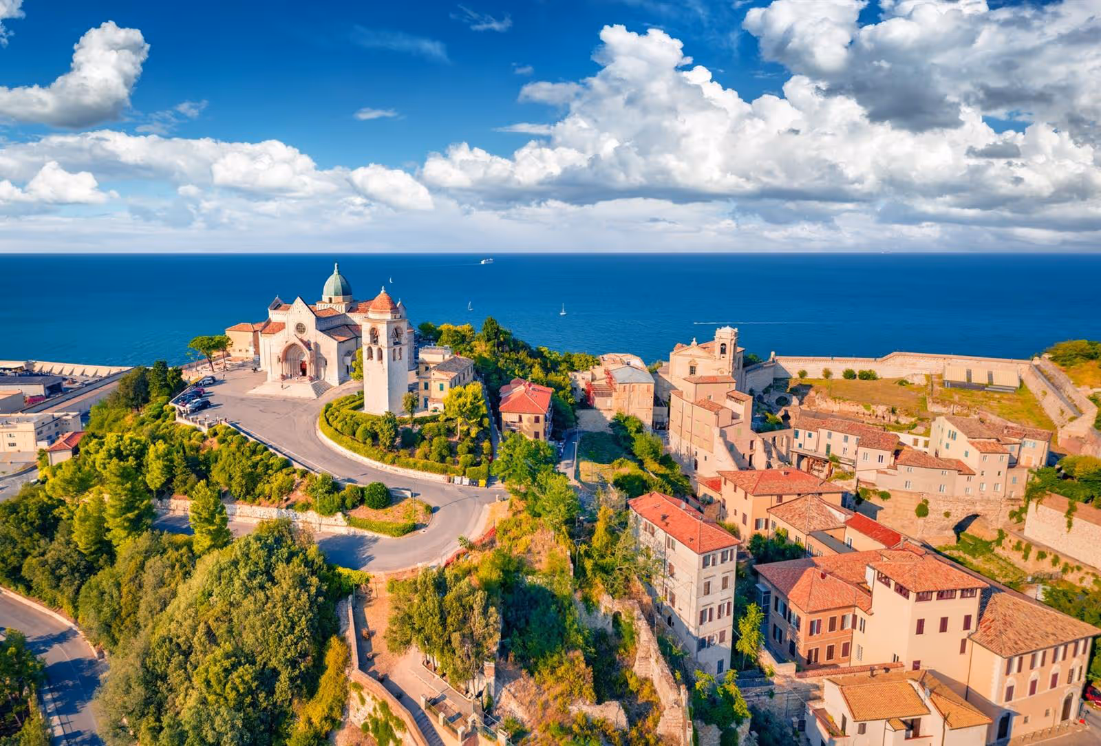 Immagine di un paesaggio ad Ancona, nelle Marche.