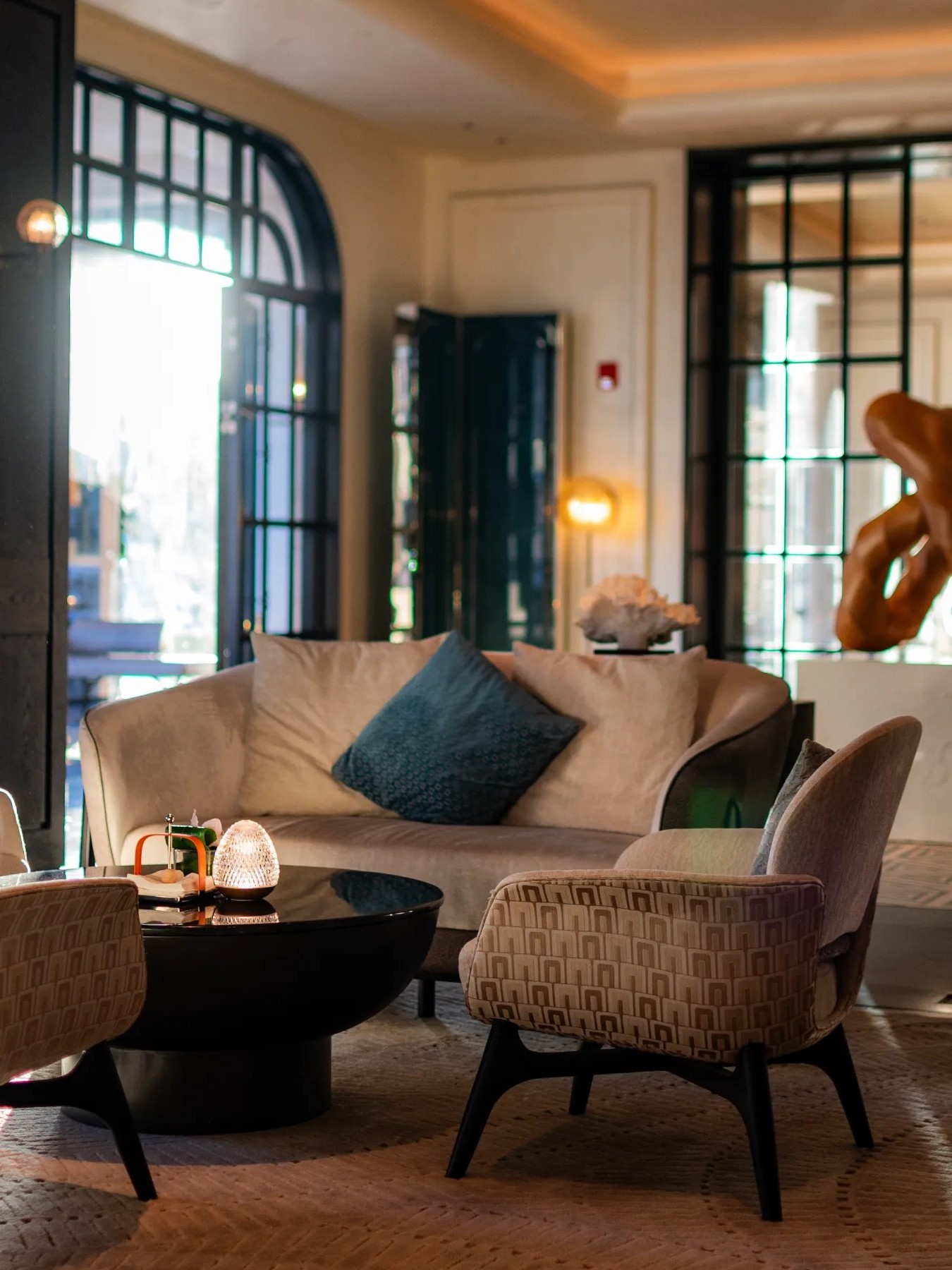 Urban boutique hotel lobby management