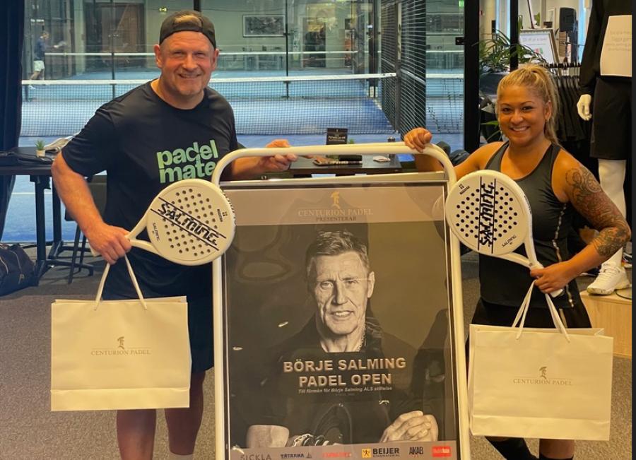 En man och en kvinna står i en padelhall.