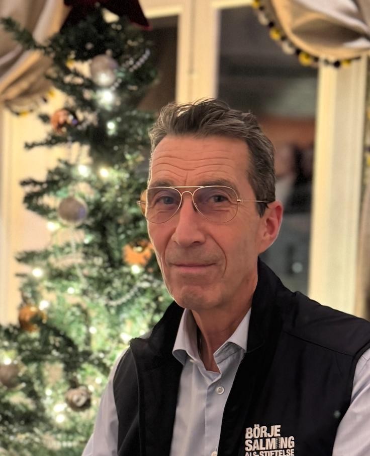 Micael Bydén framför en gran. 