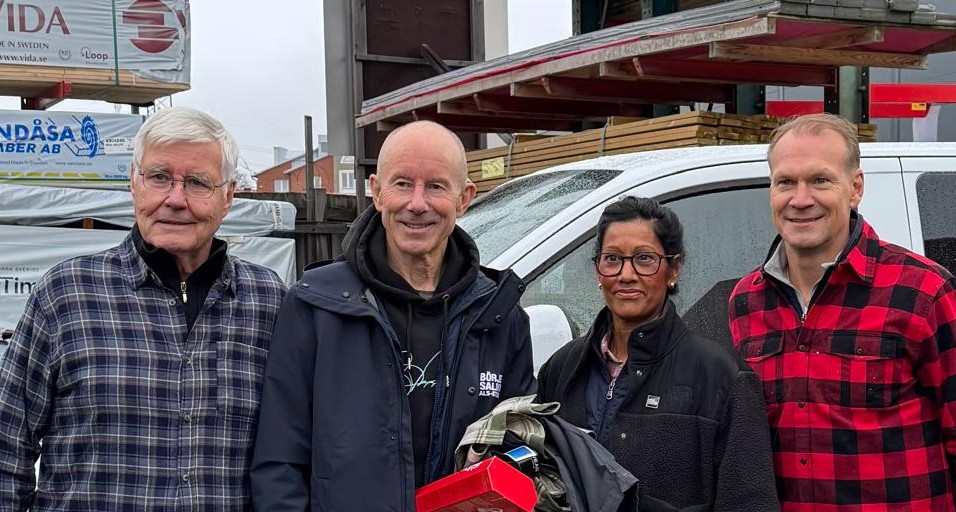 Stig Salming, Ingemar Stenmark, Karin Karlström och Nicklas Lidström vid arbetsbilen Arbetsbilen Transporter Twin Cabin Salming Edition.