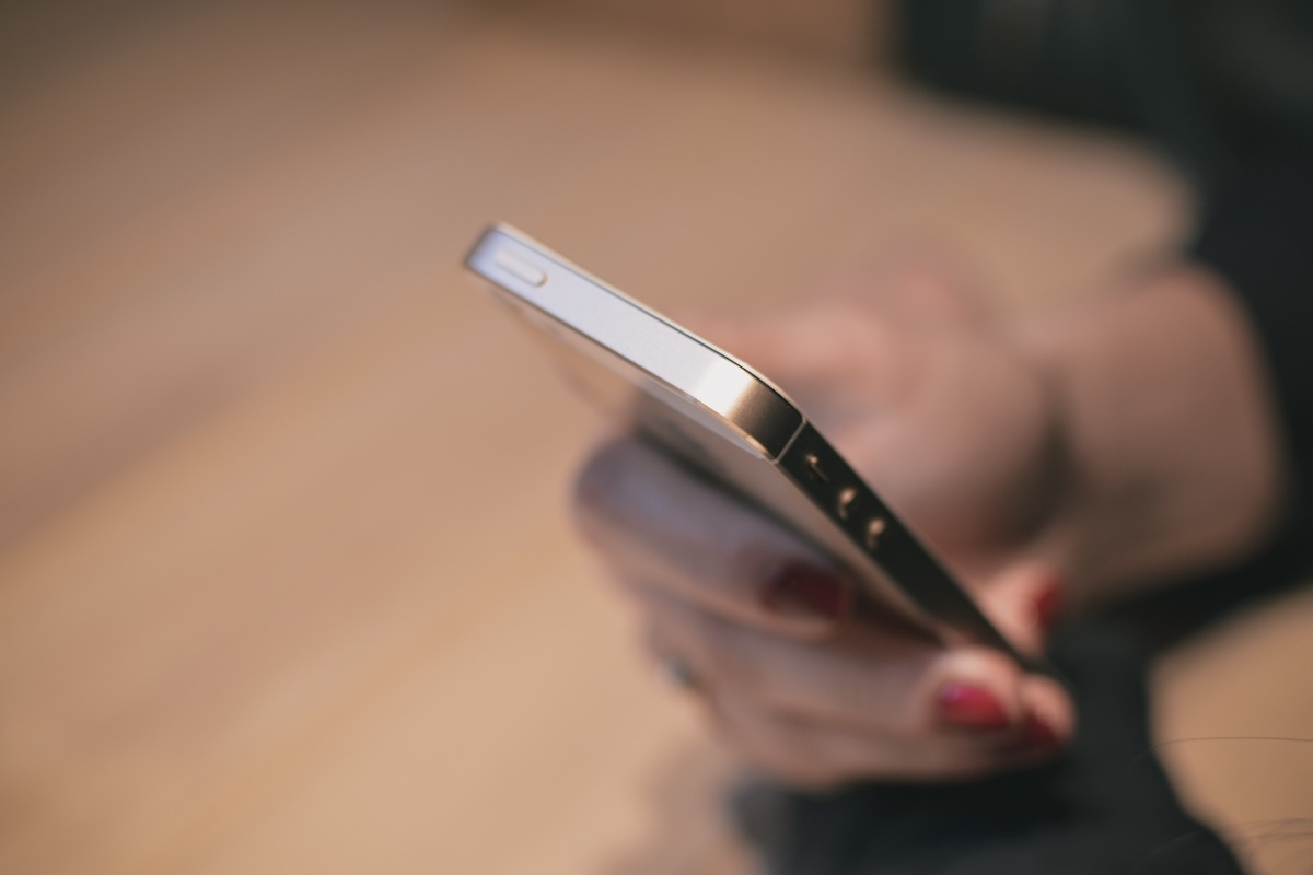 Hand med mobiltelefon 