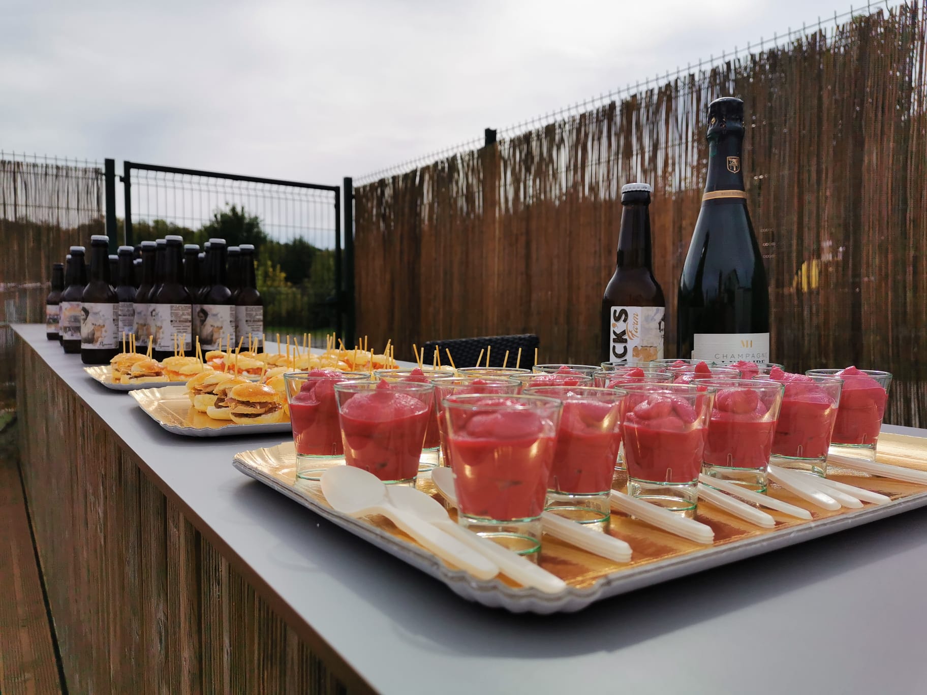 Invités autour du food truck L’Instant