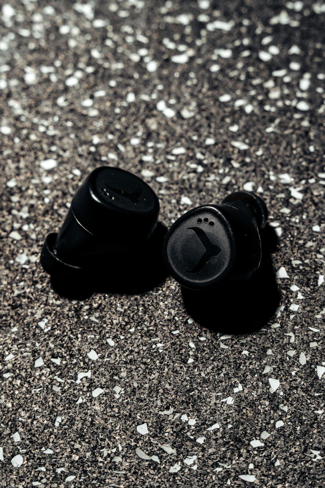 Close up of a black Tzuka TZ7 Ultra earbud