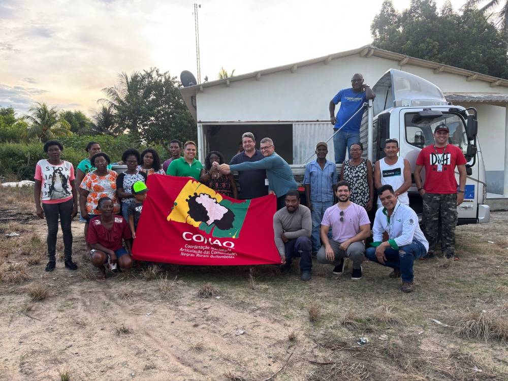 Comunidade quilombola de Conceição da Barra (ES) ganha caminhão para escoar produção rural