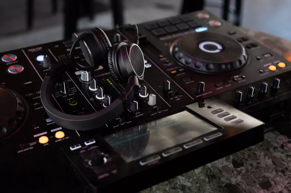 How to Put DJing on Your Resume: Tips and Examples for Success