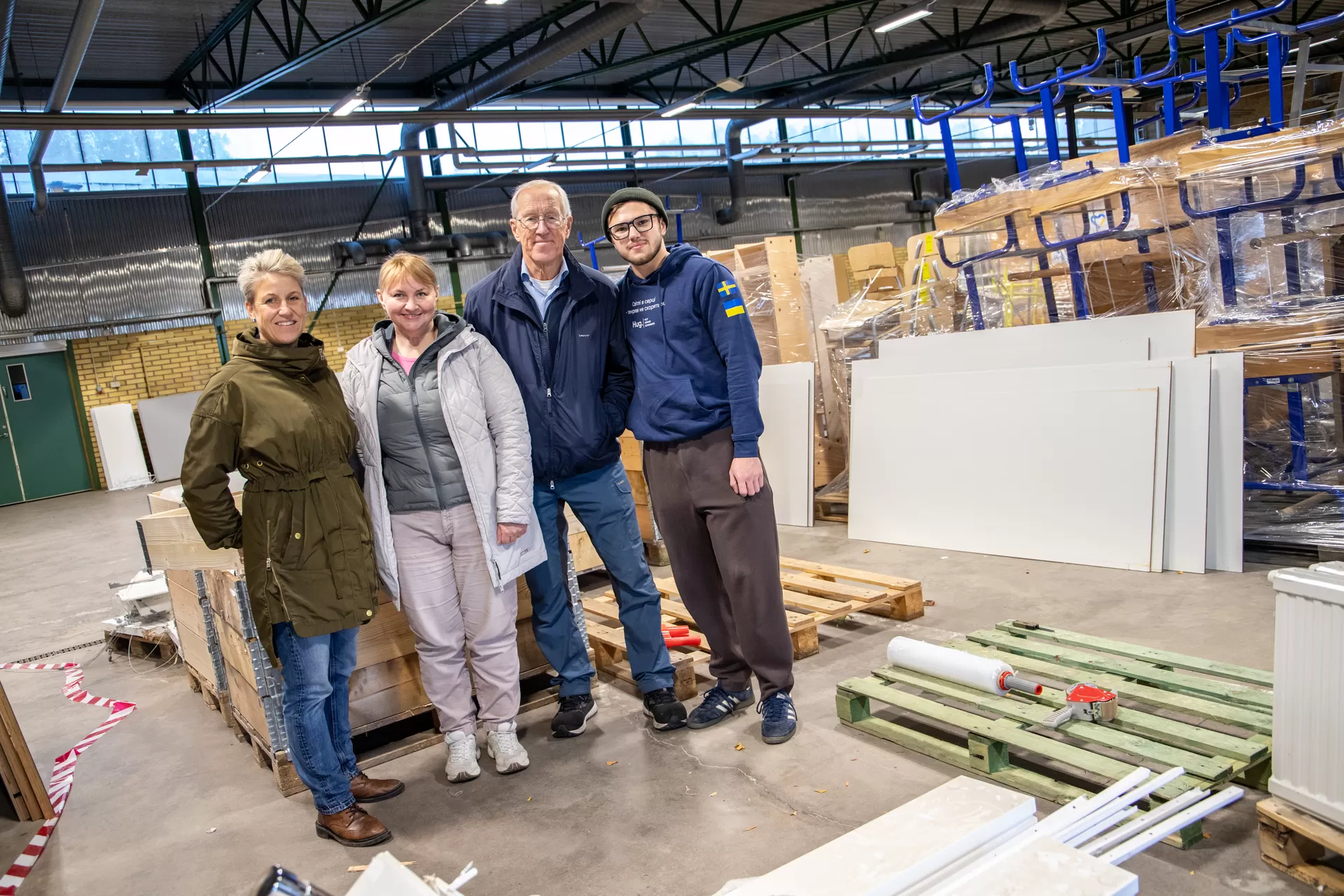 Карін Галлінгстрем — координаторка з переробки відходів у Sweco. Разом зі співробітниками та волонтерами з HUG: Оленою Петрус, волонтером Еріком Свенссоном та Миколою Івкіним, вони допомагають завантажувати вантажівку, яка прямуватиме до України.