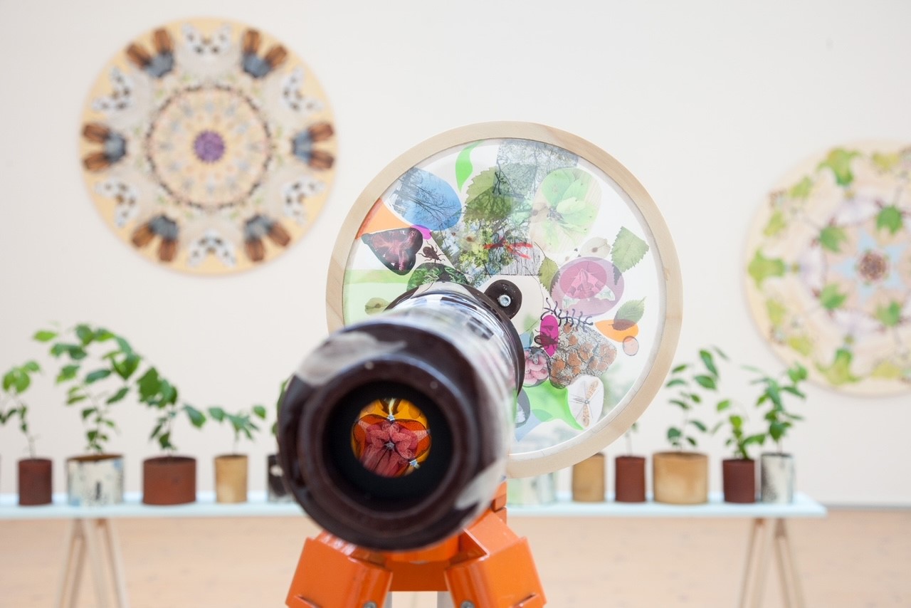 Bilden visar ett kalejdoskop i utställningen Gull eller gröna skogar.