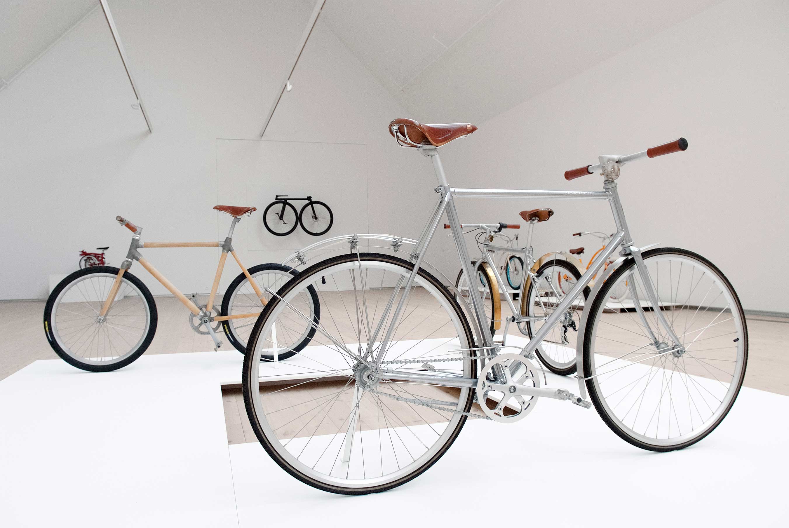 The picture shows the bikes that were exhibited in connection with the exhibition Bicycles!