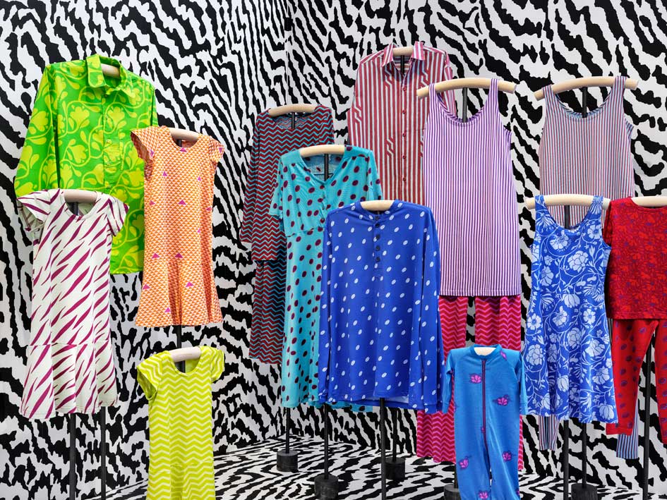 Bilden visar kläder och mönster som Kristina Torsson skapat.