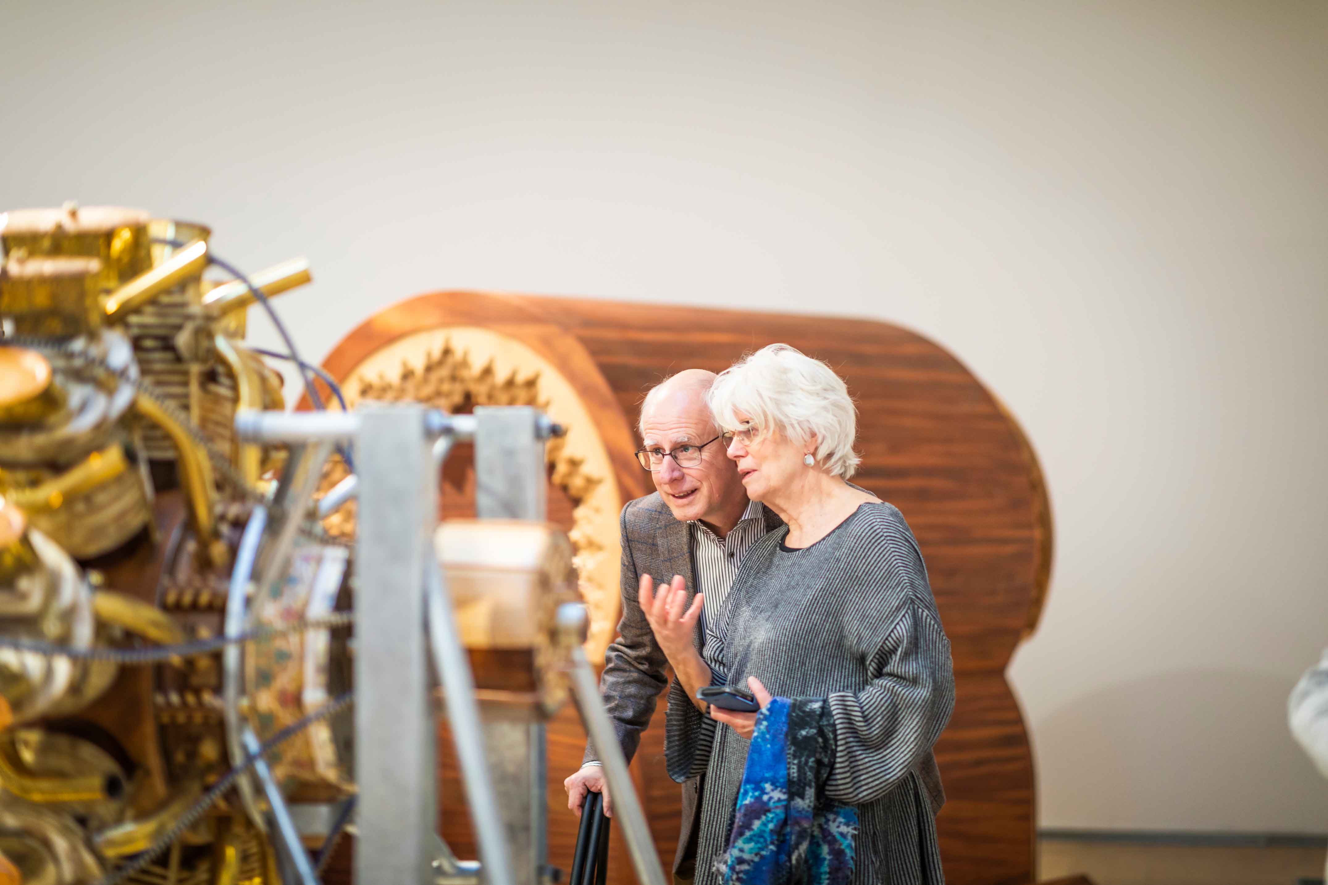 Bilden visar äldre personer som besöker vår utställning.