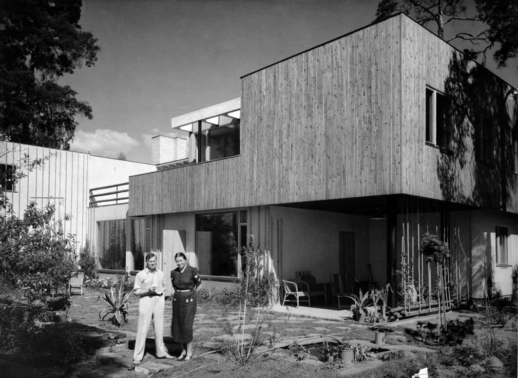 Bilden visar Aino Marsio-Aalto och Alvar Aalto i trädgården fram sitt hus på Rievägen i Helsingfors