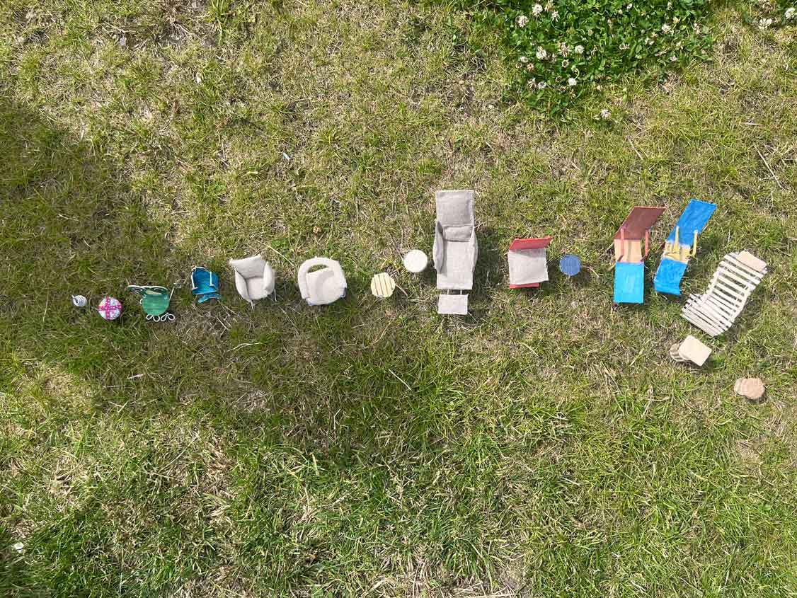 Bilden visar små modeller av möbler.