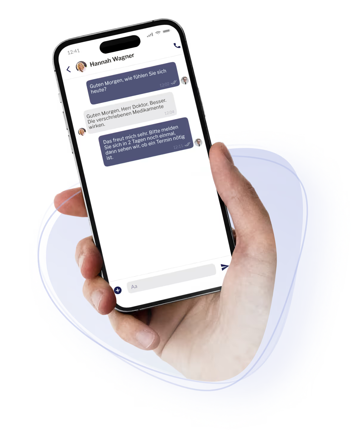 Screenshot der Anwendung für die Kommunikation zwischen Patient und Arzt. Die Nachrichten enthalten Informationen über die Verbesserung der Gesundheit des Patienten: „Hallo Frau Doktor, nach dem neuen Medikament geht es mir viel besser. Der Druck ist auch besser, heute Morgen hatte ich 123/82.“ Und die Antwort des Arztes: „Frau Agnieszko, ich bin glücklich. Dann fahren wir mit dem gleichen Medikament fort und schreiben Sie bitte die Druckwerte am Ende der Woche auf. 'Unten sehen Sie die Optionen „Rezept“ und „Zusammenfassung der Konsultation“.