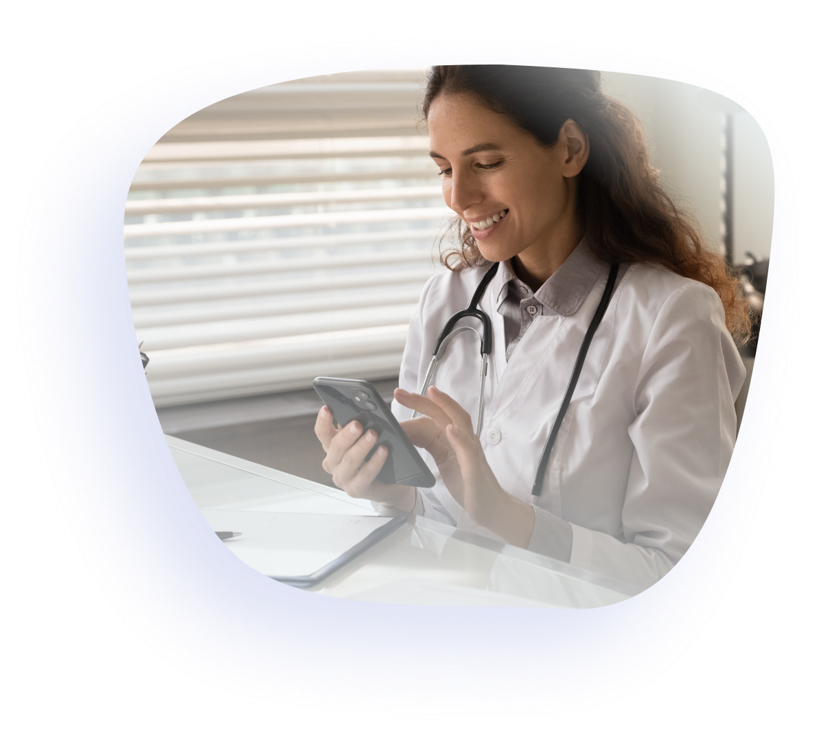 Ein lächelnder Arzt in einem weißen Kittel, daneben sind Informationen über den Doctor sichtbar. Ein monatlicher Pflegeplan. Text auf der Grafik: „59 PLN werden vom Patienten bezahlt, Doctor.One wird ständig betreut“ und Details: „Wir zahlen Ihnen 87,5% dieses Betrags“, „Automatische Verlängerung jeden Monat“, „Sie können die Pflegepläne im Büro bearbeiten und neue erstellen“.