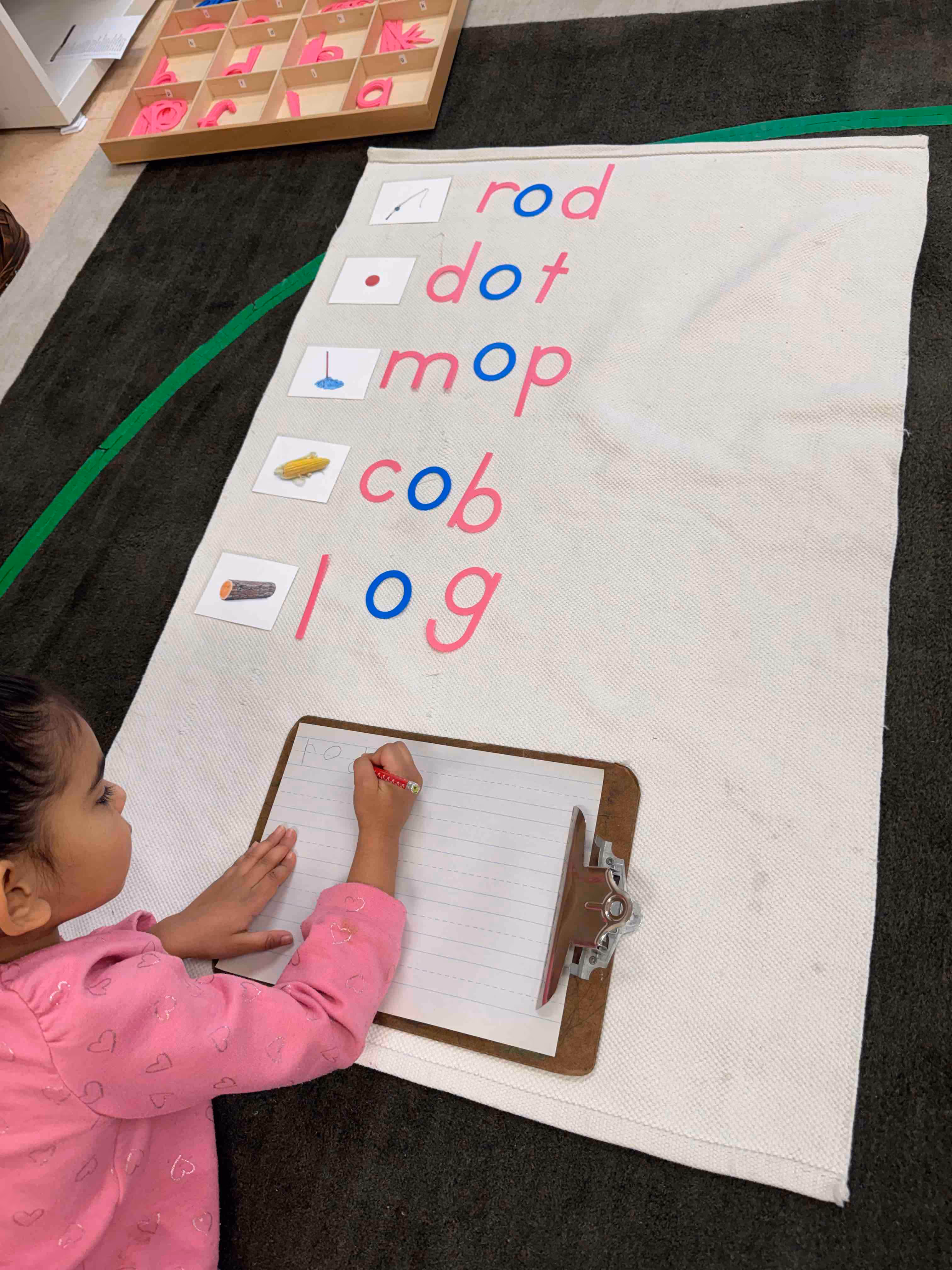 fox-valley-montessori-school-classroom-working-on-spelling-items