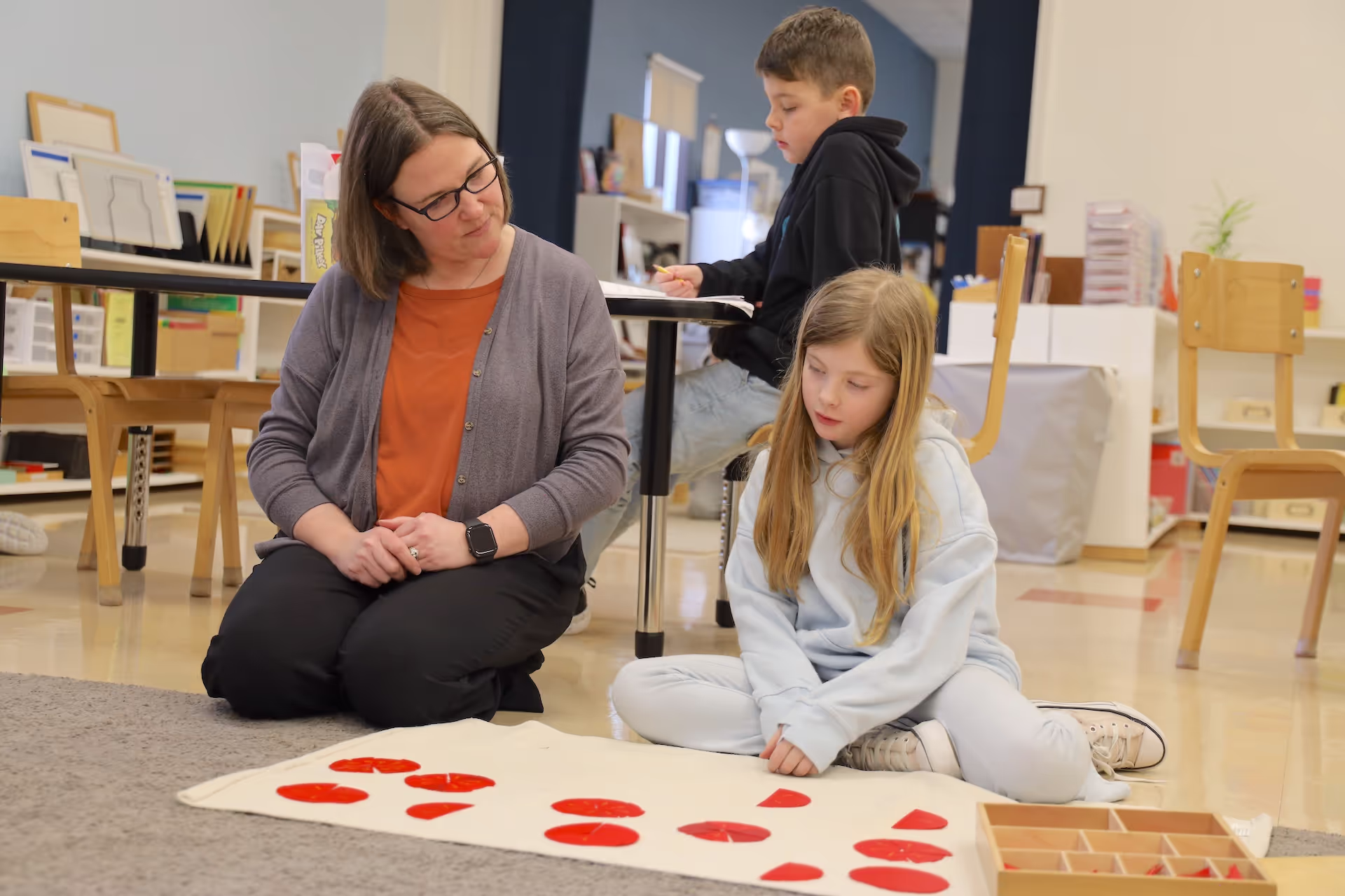 fox-valley-montessori-school-elementary-1-classroom-with-teacher-and-student
