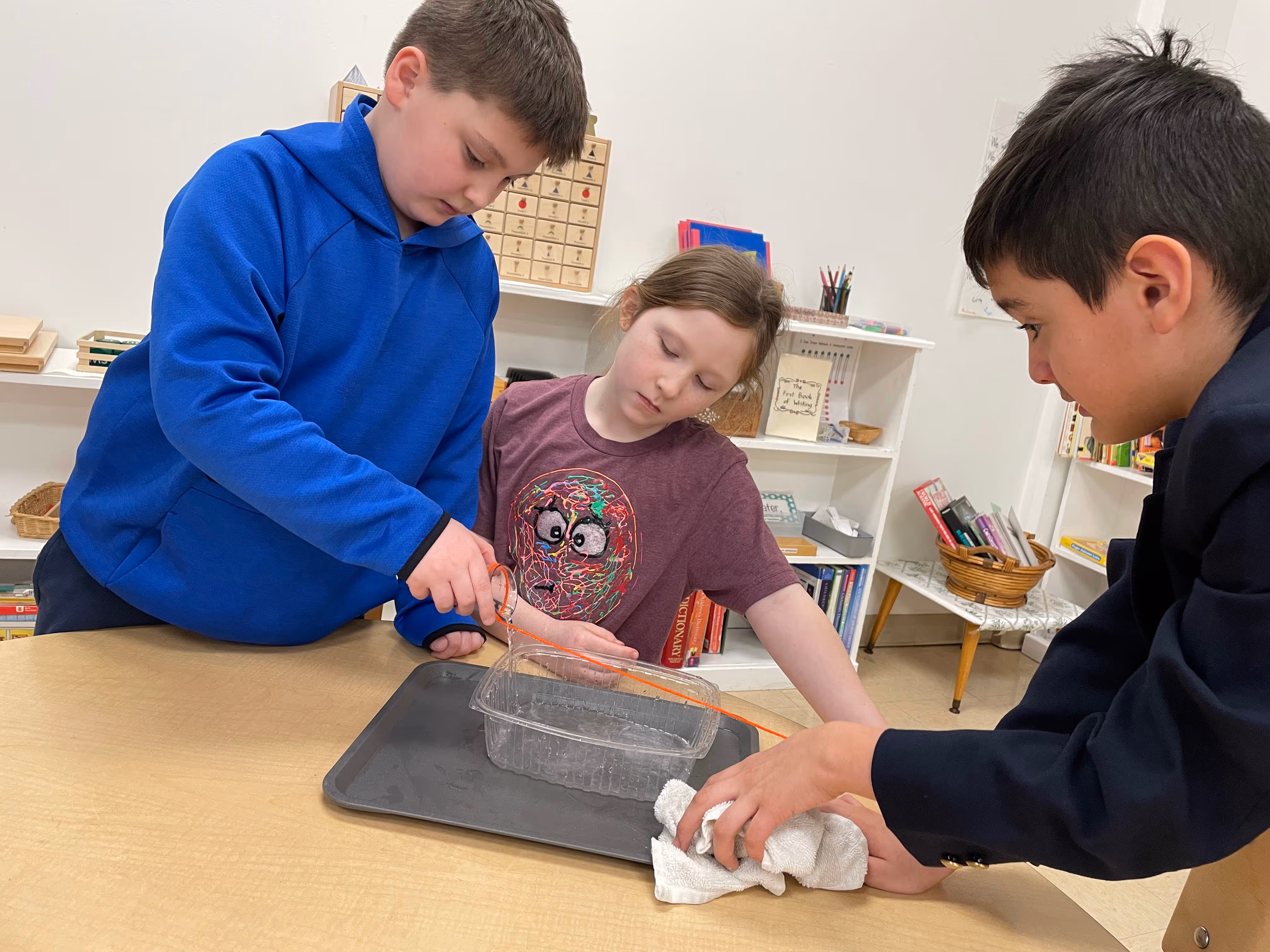 fox-valley-montessori-school-elementary-1-students-working-together