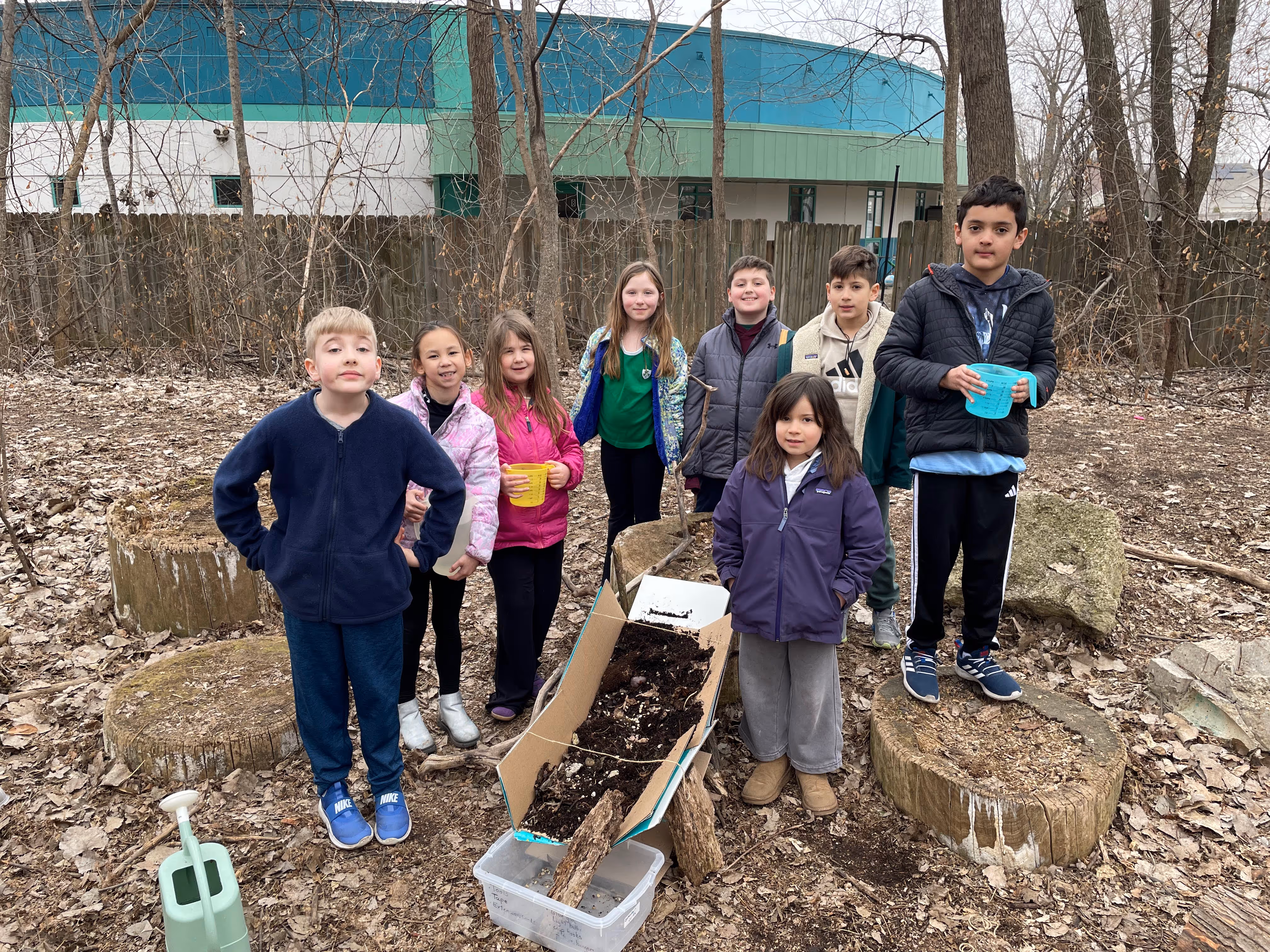 fox-valley-montessori-school-elementary-1-students-outside-doing-project