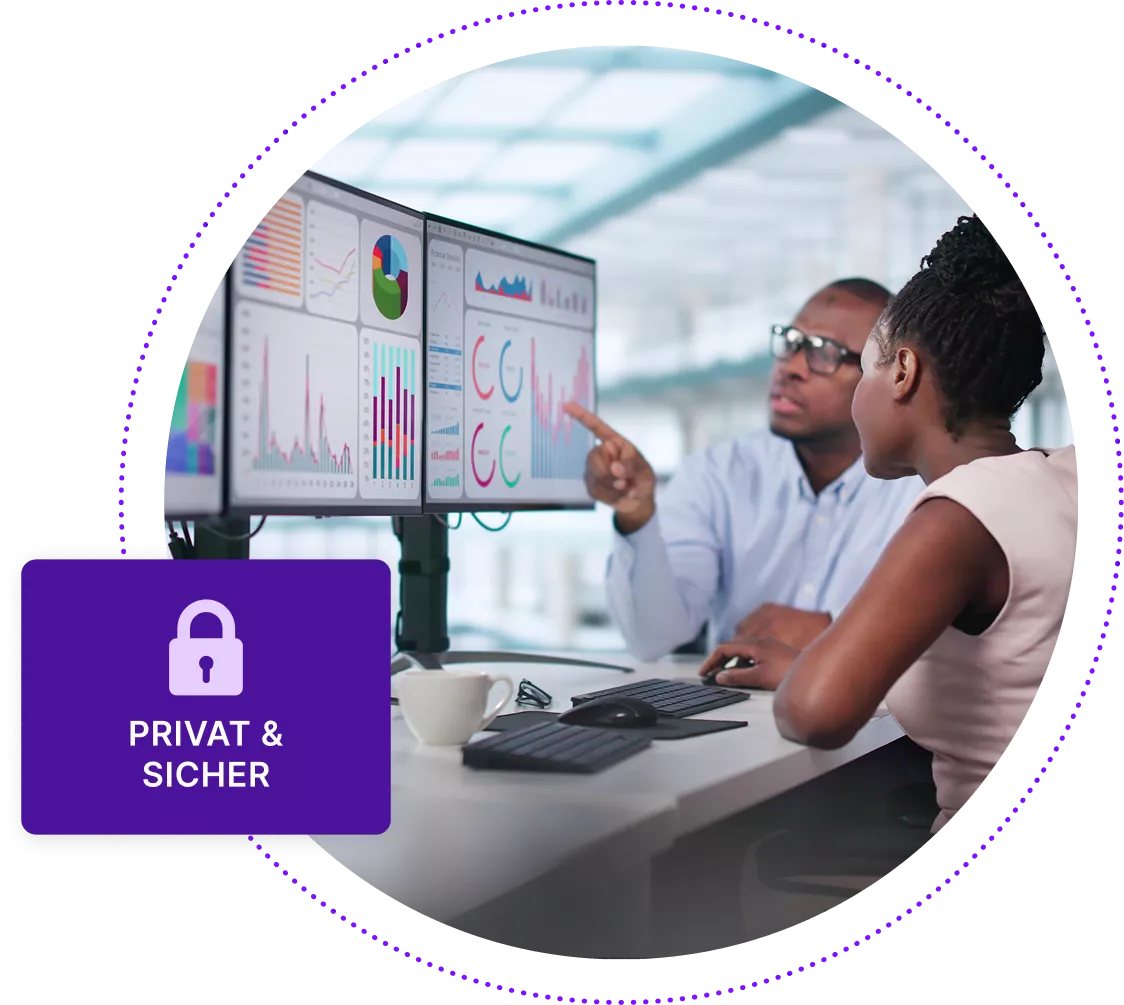 Zwei Mitarbeiter schauen auf Computerbildschirme mit komplexen Daten