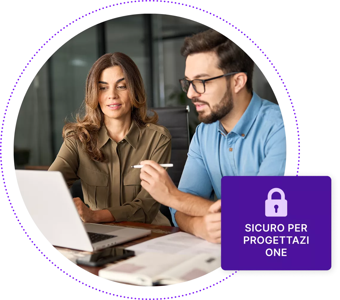 Uomo e donna seduti alla scrivania guardando il computer portatile.