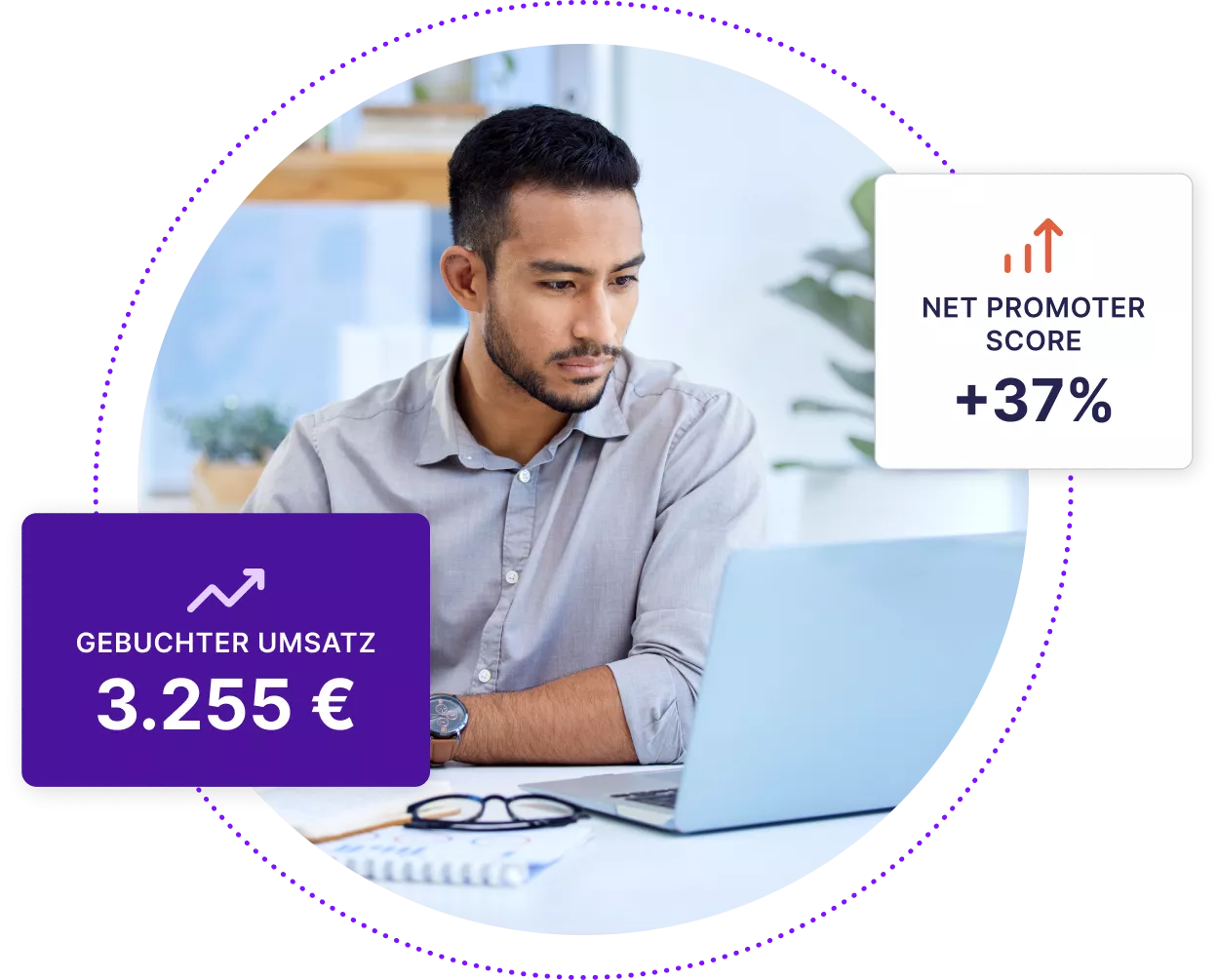 Junger Geschäftsmann schaut auf einen Laptop.