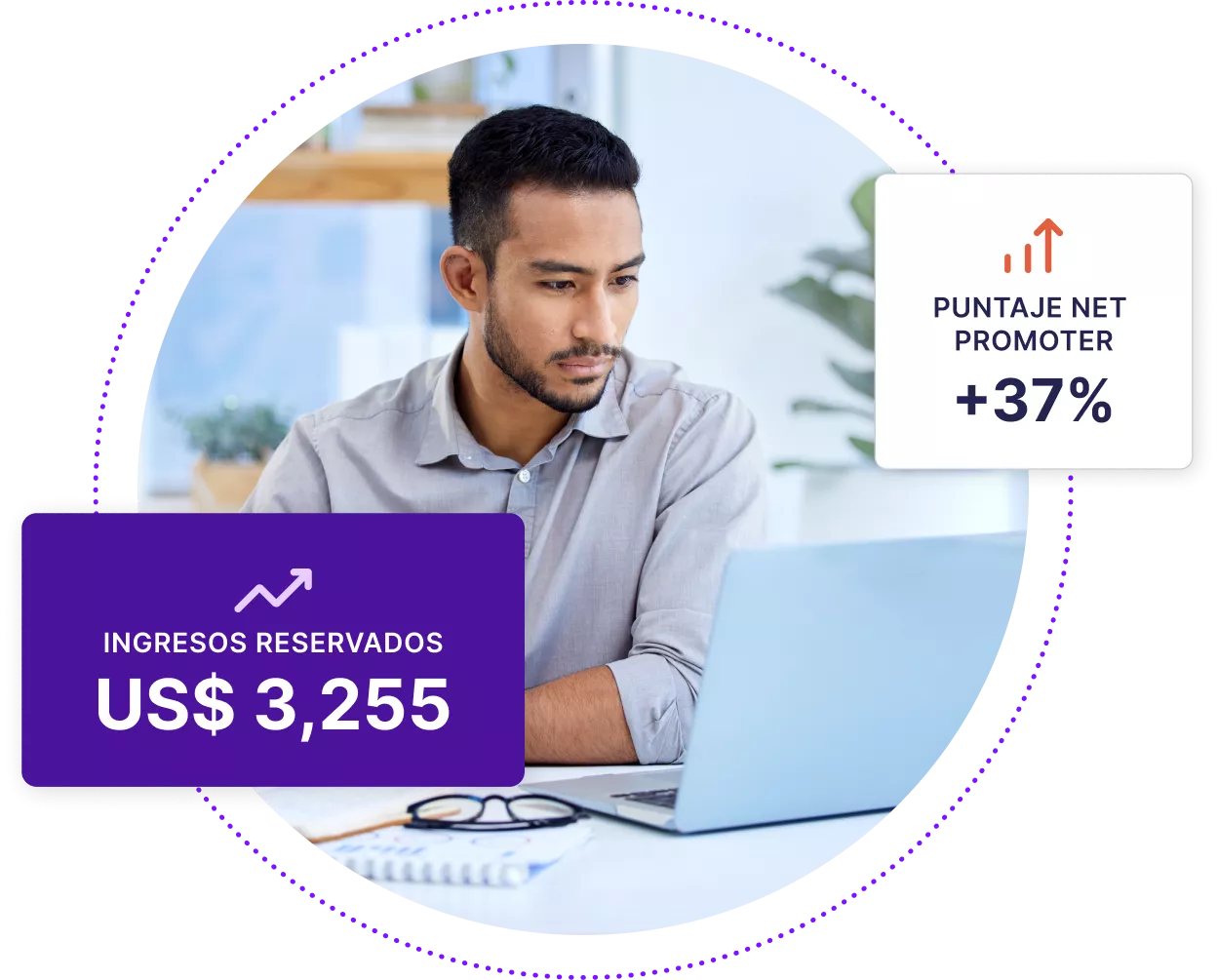 Joven hombre de negocios mirando una computadora portátil.