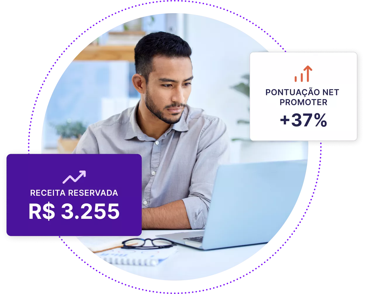 Jovem empresário olhando para um laptop.