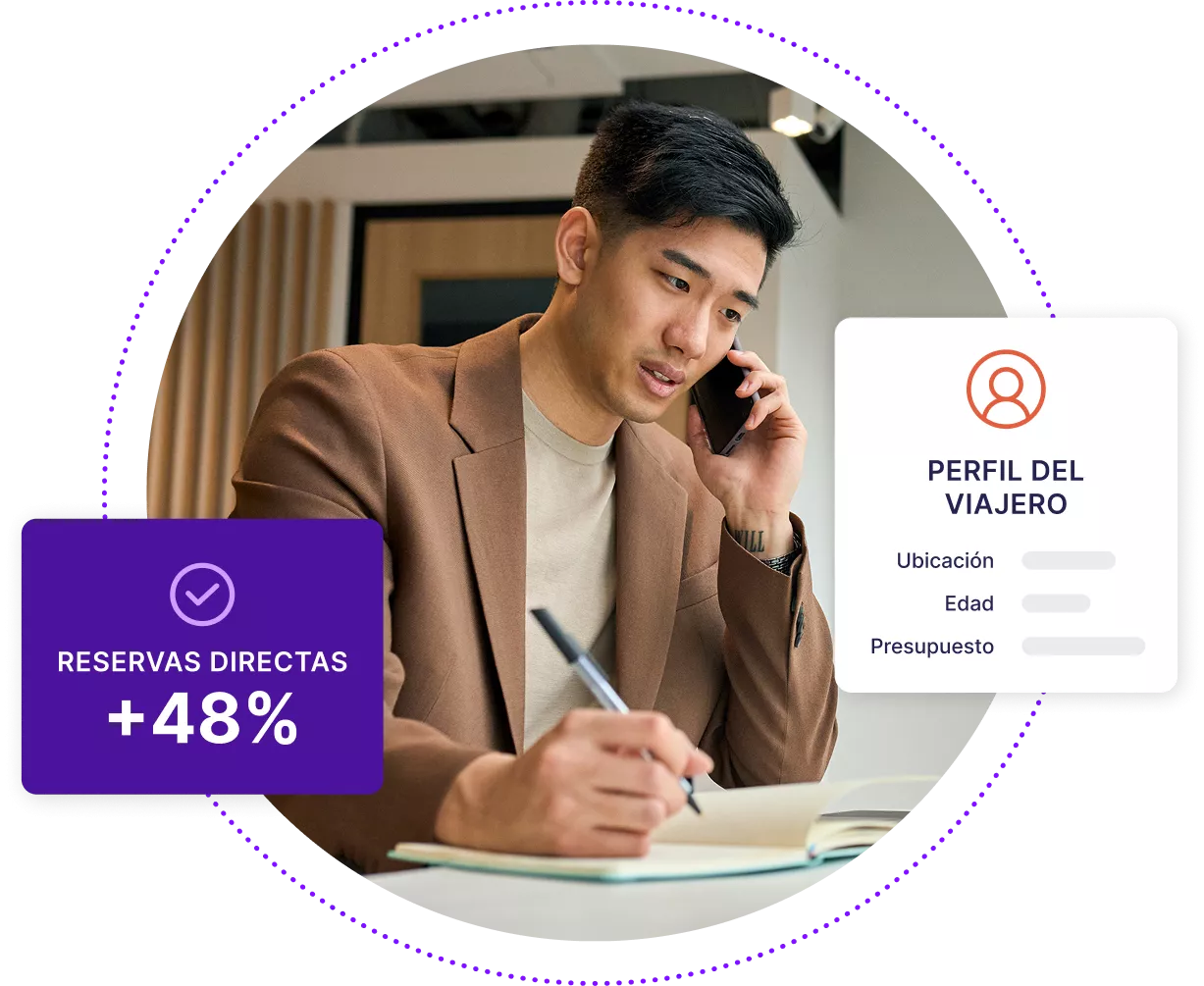 Hombre de negocios asiático hablando por teléfono y escribiendo en un cuaderno