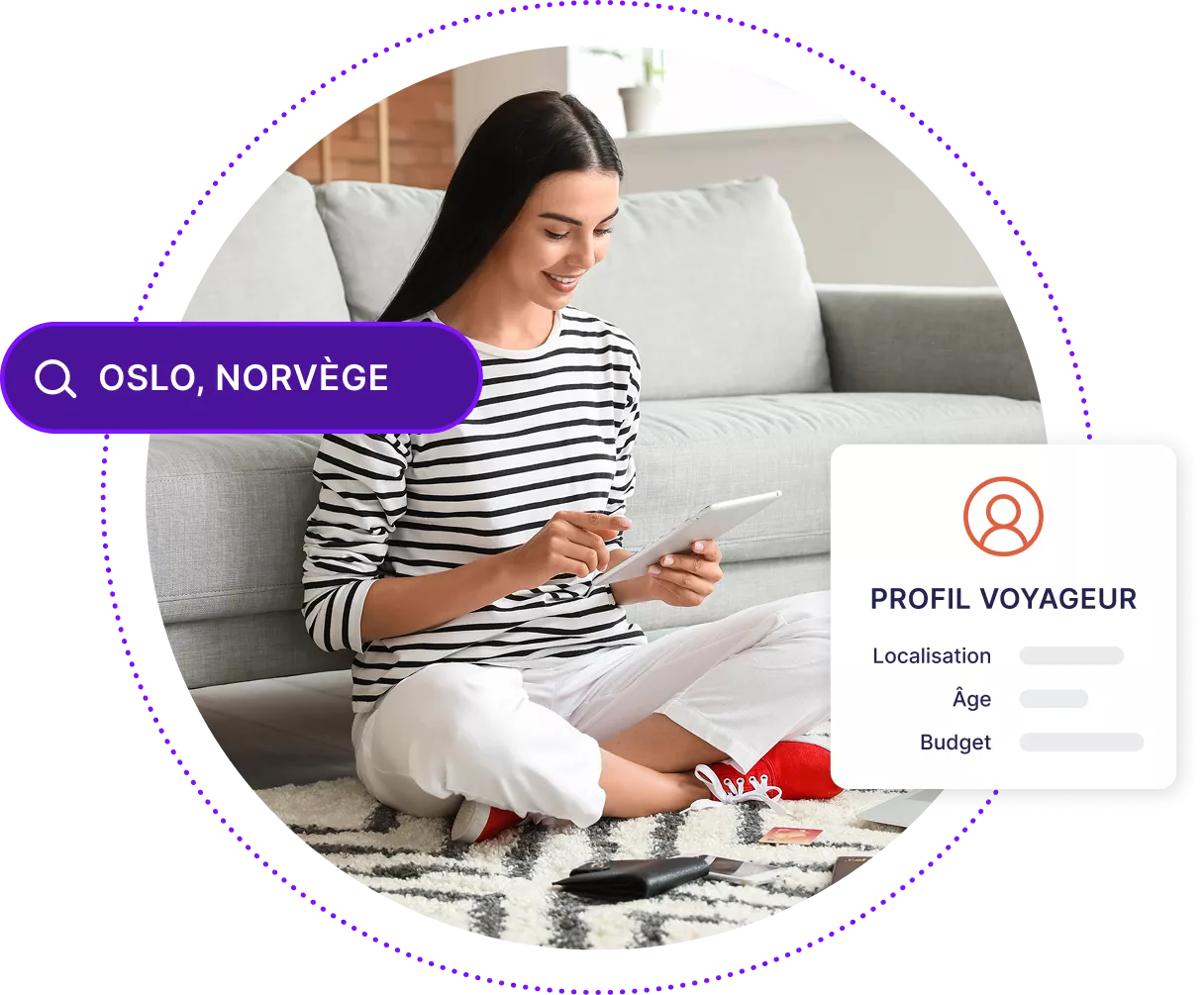 Une jeune femme assise sur le sol de son salon navigue sur une tablette avec une barre de recherche indiquant « Oslo, Norvège » et une maquette d'un profil de voyageur abstrait