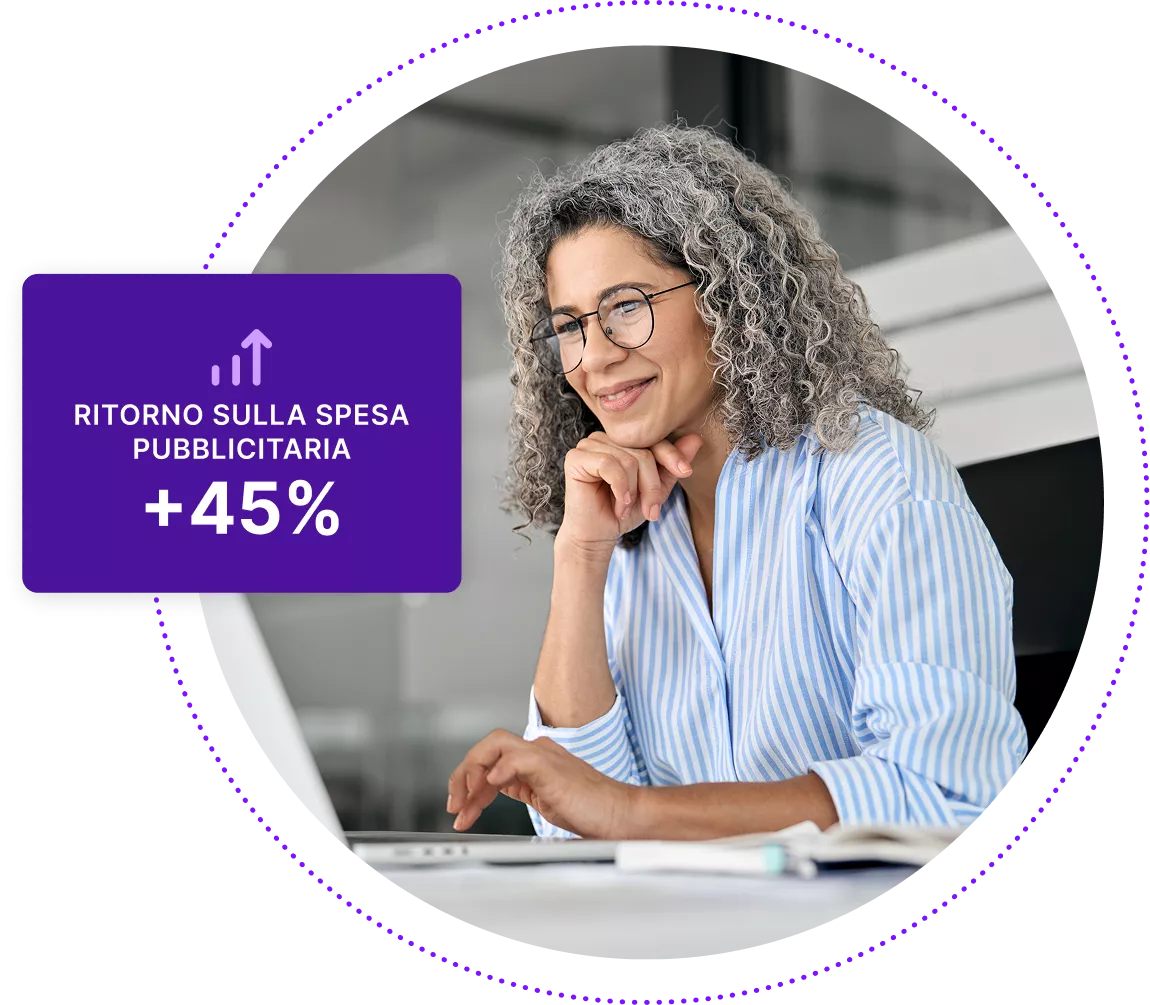 Donna d'affari di mezza età che esamina i dati sul suo laptop