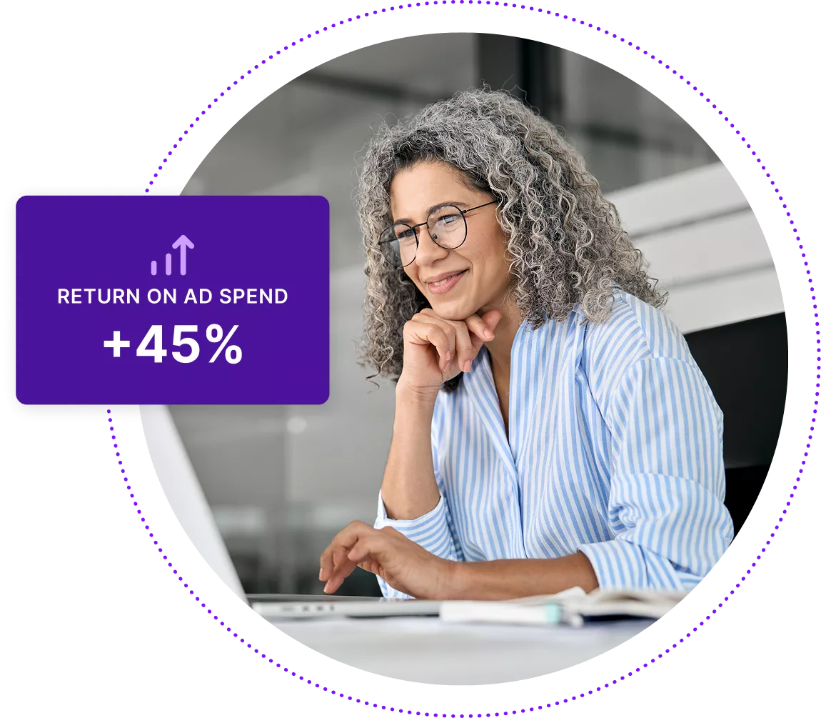 Geschäftsfrau mittleren Alters schaut sich Daten auf ihrem Laptop an