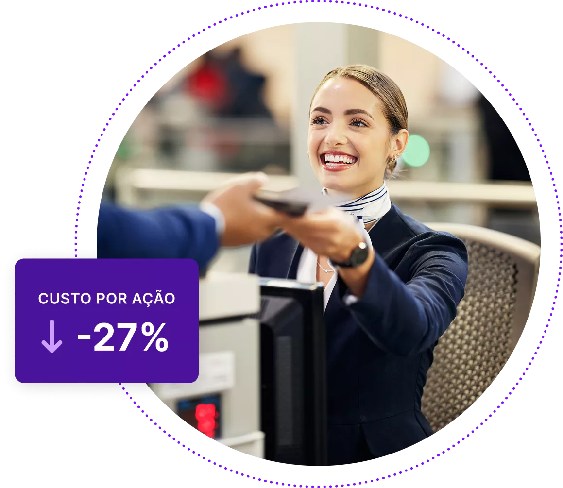 Funcionário sorridente da companhia aérea ajudando o cliente