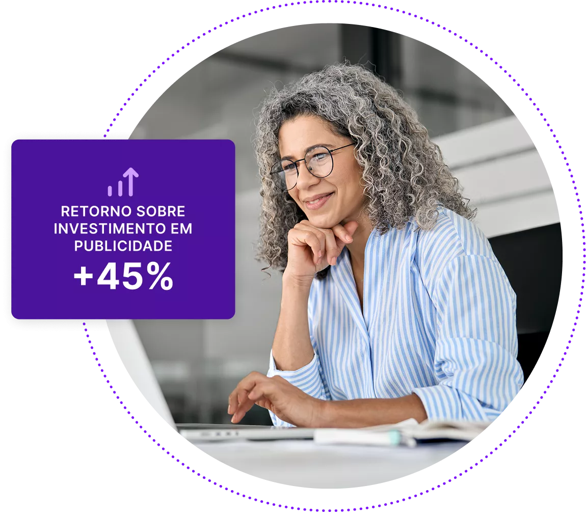 Mulher de negócios de meia idade olhando dados em seu laptop