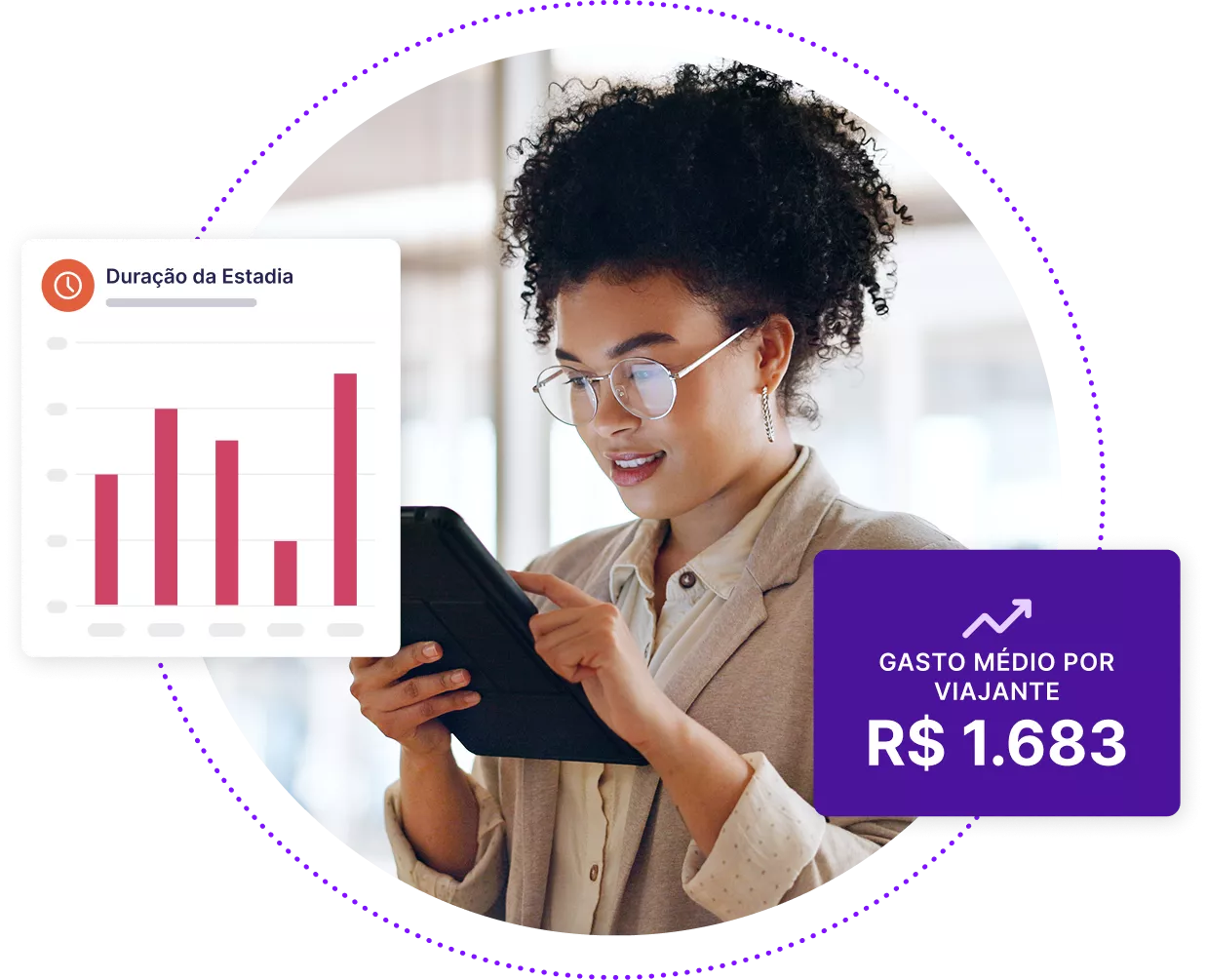 Mulher profissional olhando dados em um tablet