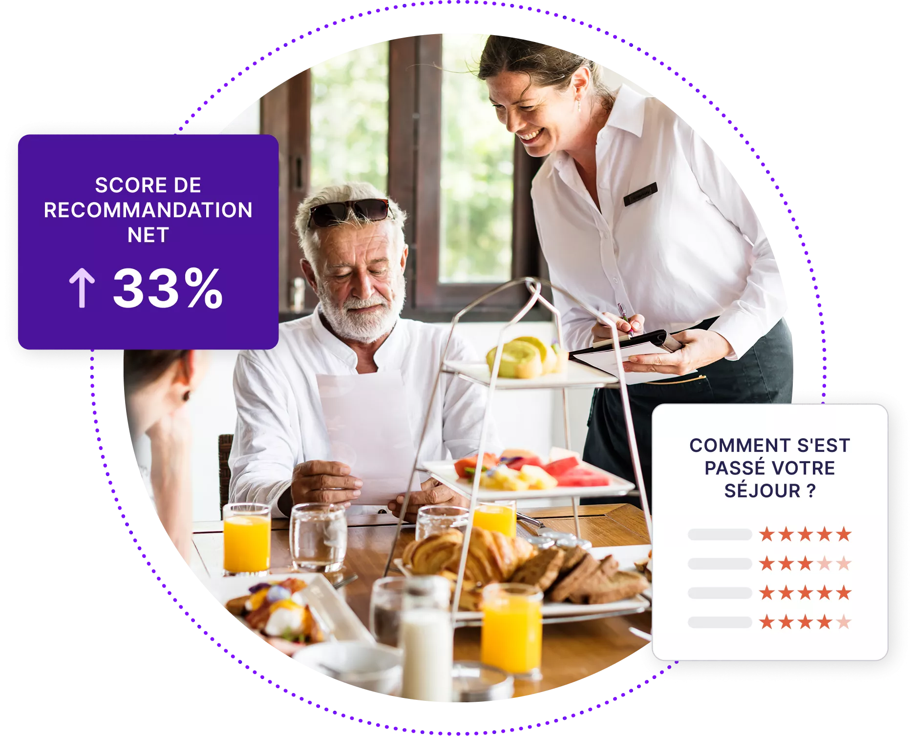 Serveur d'hôtel riant et servant un homme âgé